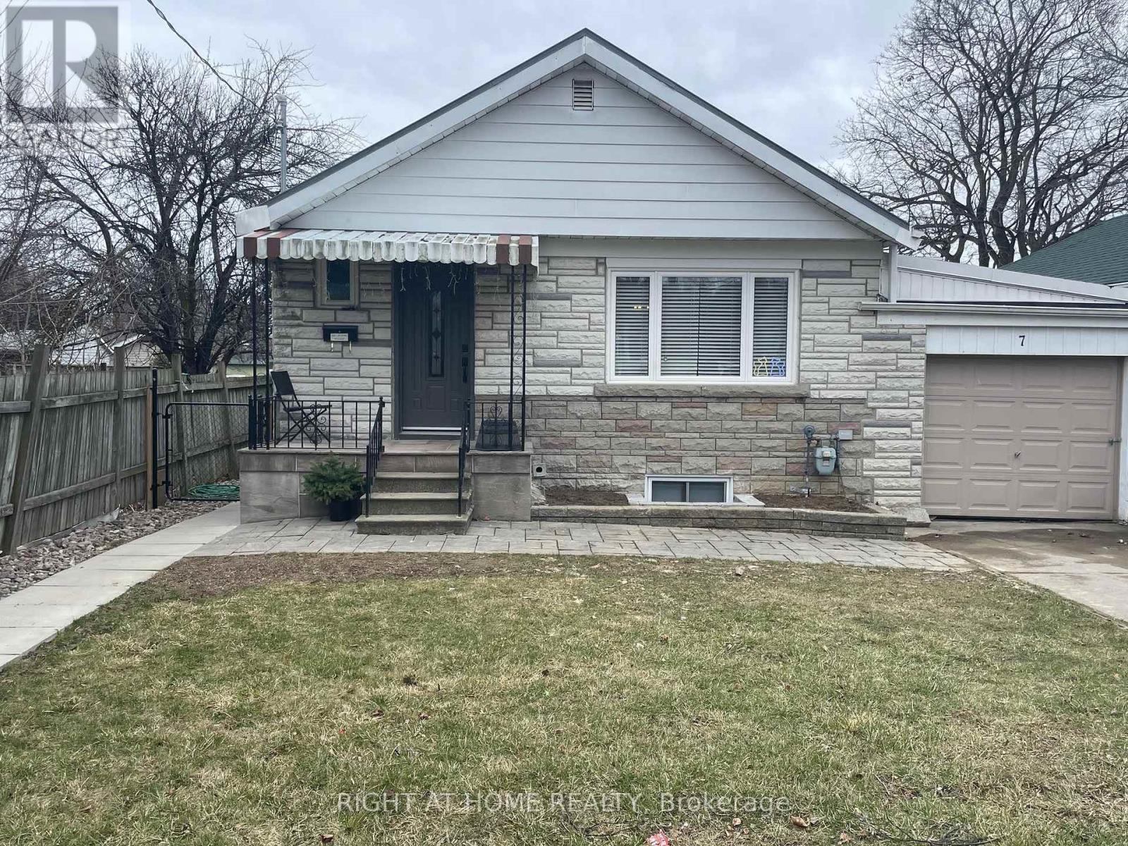 7 BASSETT AVENUE, Toronto, Ontario