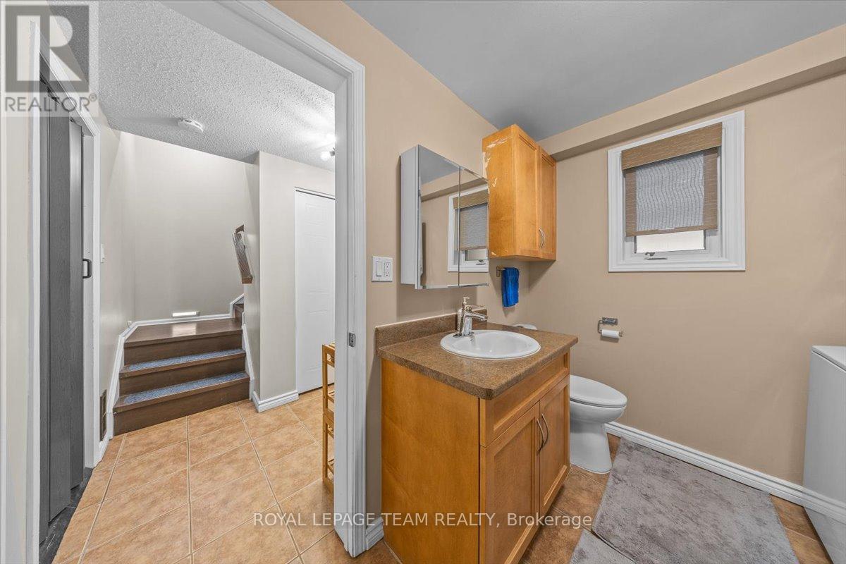 1137 Chimney Hill Way, Ottawa, Ontario  K1J 8Z7 - Photo 5 - X12876480