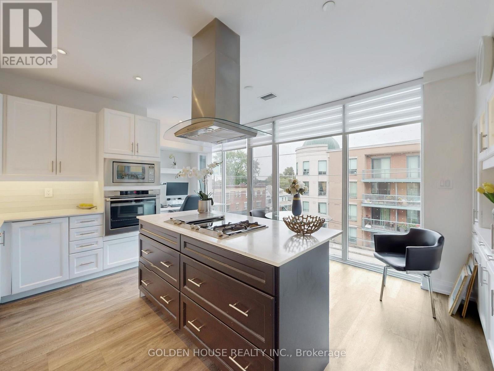 <div class="slider-price">$1,549,000</div><p>403 - 200 Woodbine Avenue, Toronto, Ontario</p>