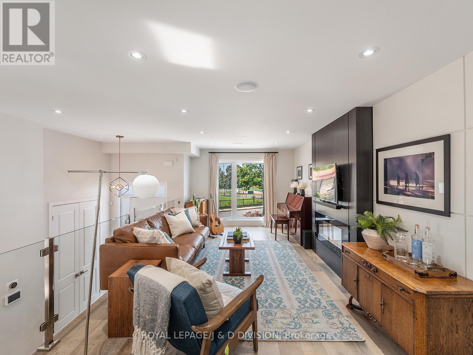 221 Virginia Avenue, Toronto, Ontario  M4C 2T6 - Photo 14 - E13098154