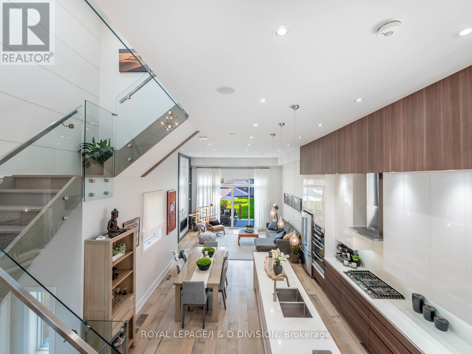 221 Virginia Avenue, Toronto, Ontario  M4C 2T6 - Photo 17 - E13098154