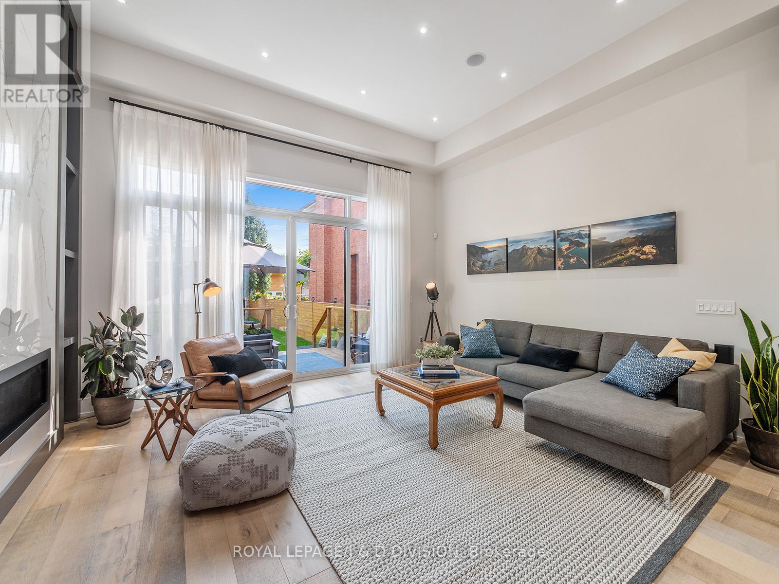 221 Virginia Avenue, Toronto, Ontario  M4C 2T6 - Photo 4 - E13098154