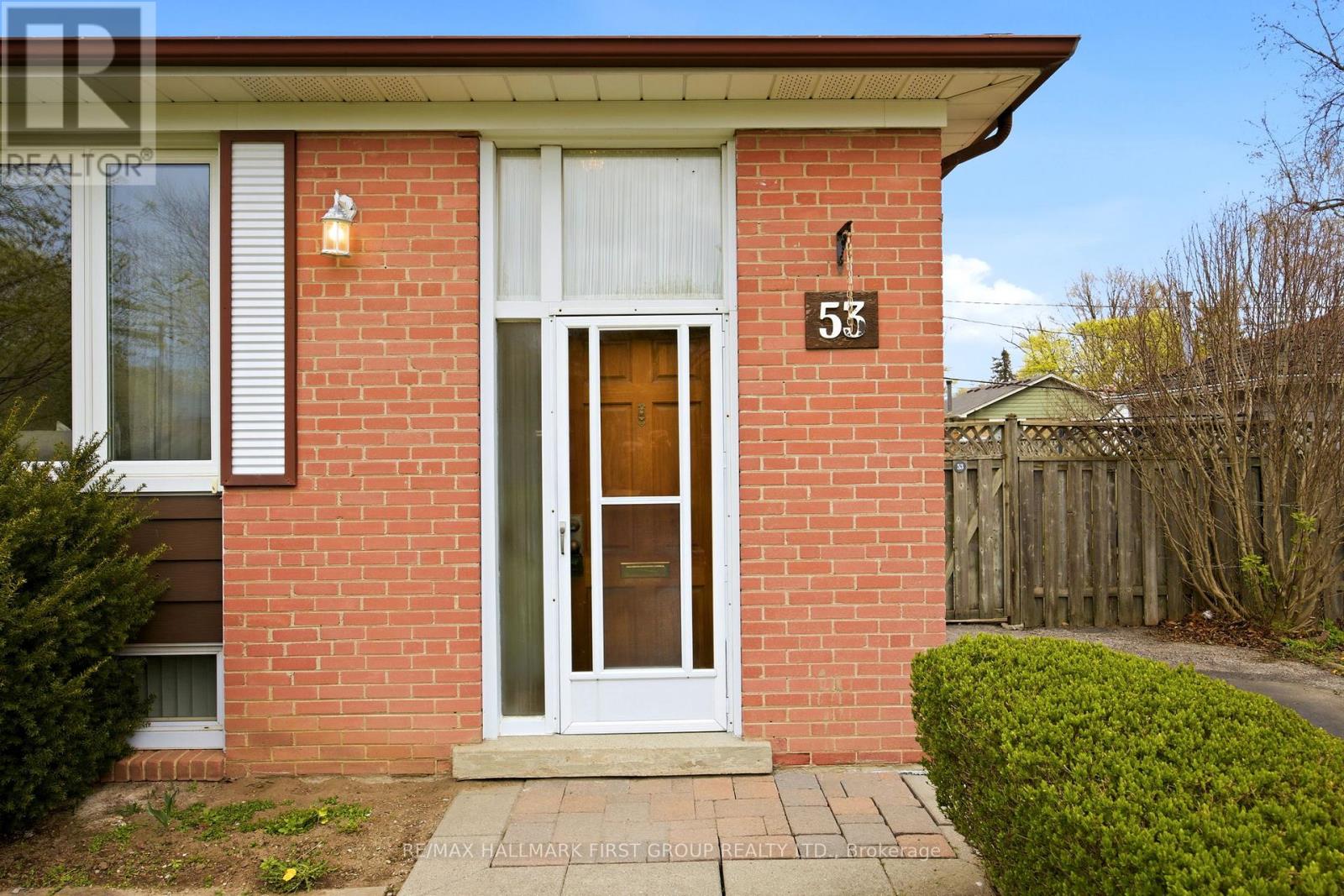 53 Billingsgate Crescent, Ajax, Ontario  L1S 2R7 - Photo 4 - E13098234