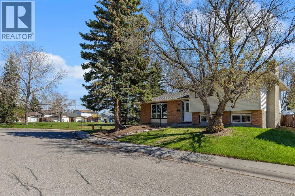 221 Madeira Crescent NE, Calgary, Alberta  T2A 4N3 - Photo 2 - A2308131