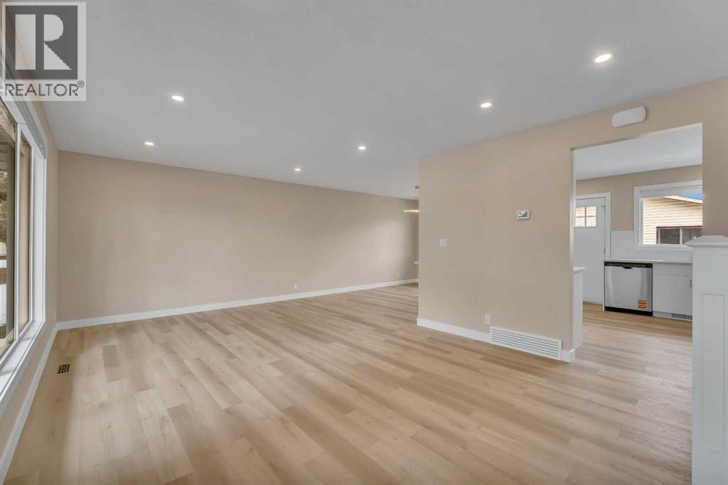 221 Madeira Crescent NE, Calgary, Alberta  T2A 4N3 - Photo 4 - A2308131