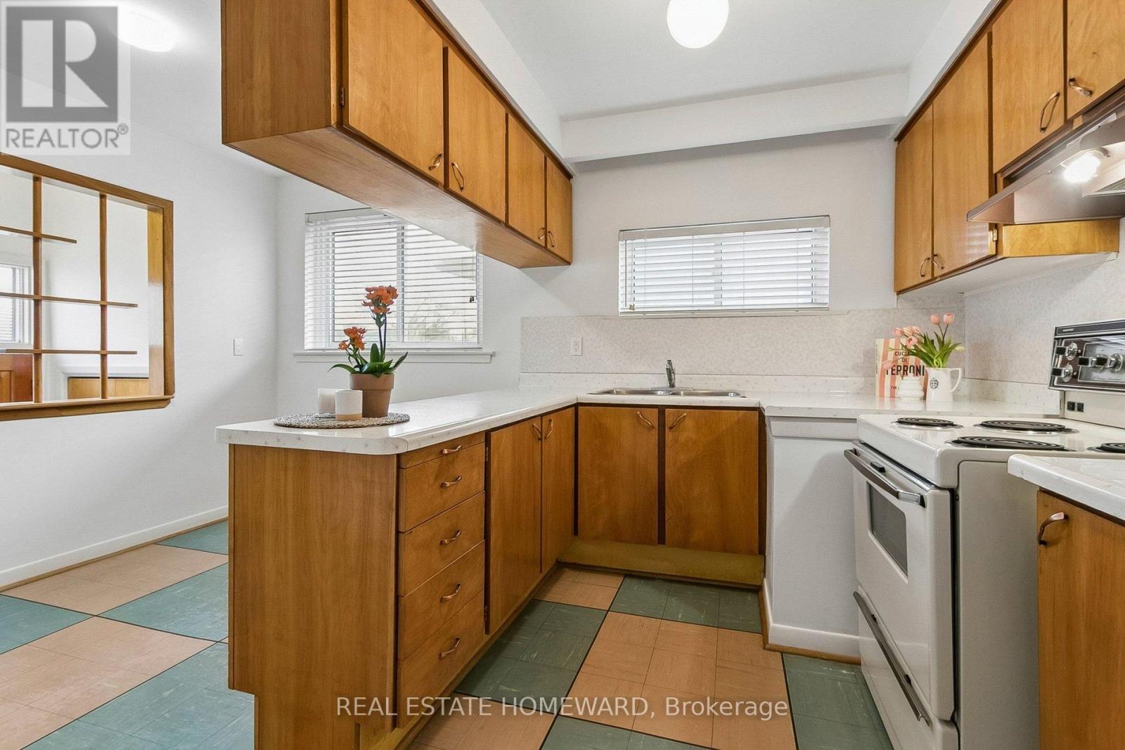 71 Thwaite Avenue, Toronto, Ontario  M3L 2C8 - Photo 18 - W13098146