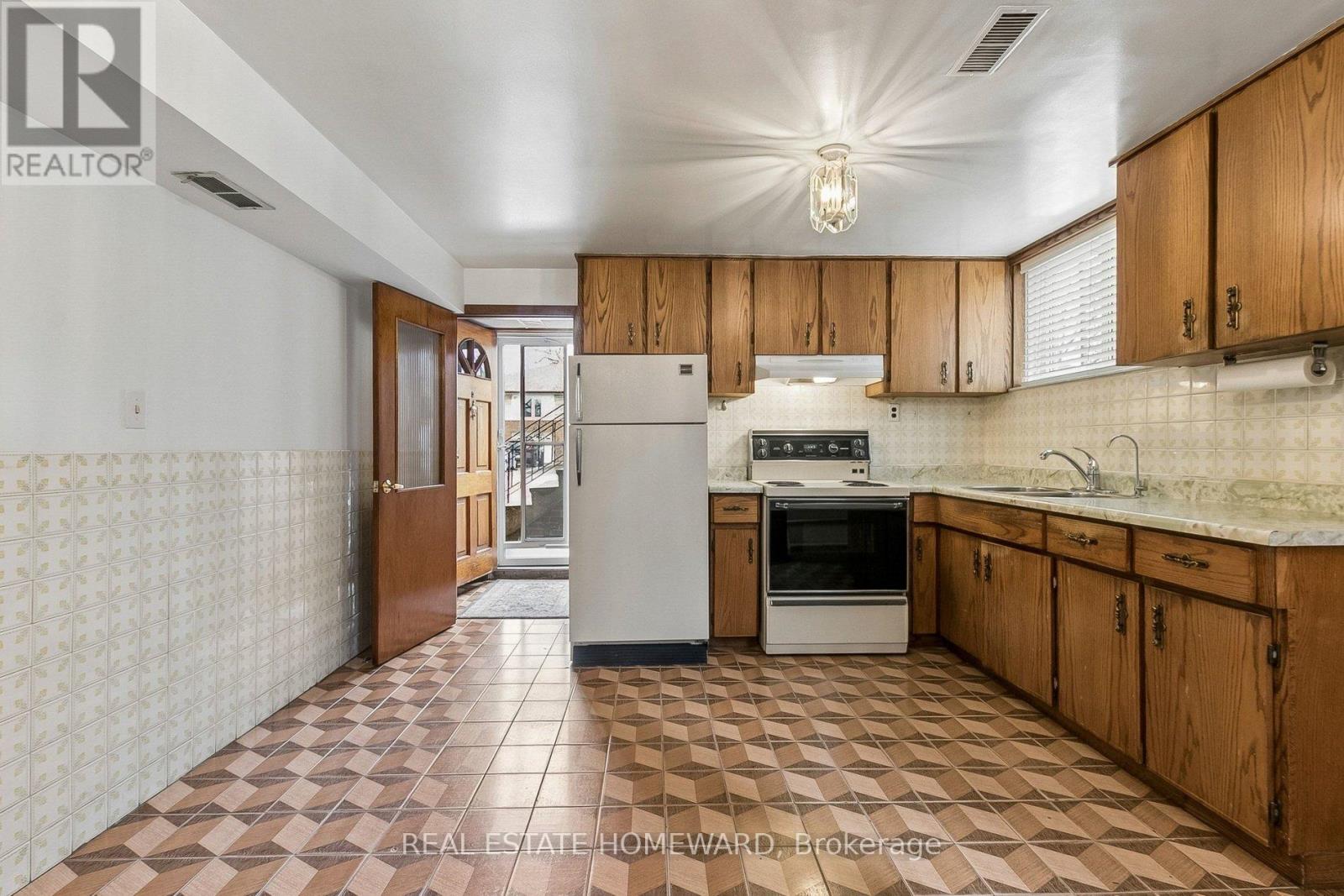 71 Thwaite Avenue, Toronto, Ontario  M3L 2C8 - Photo 35 - W13098146