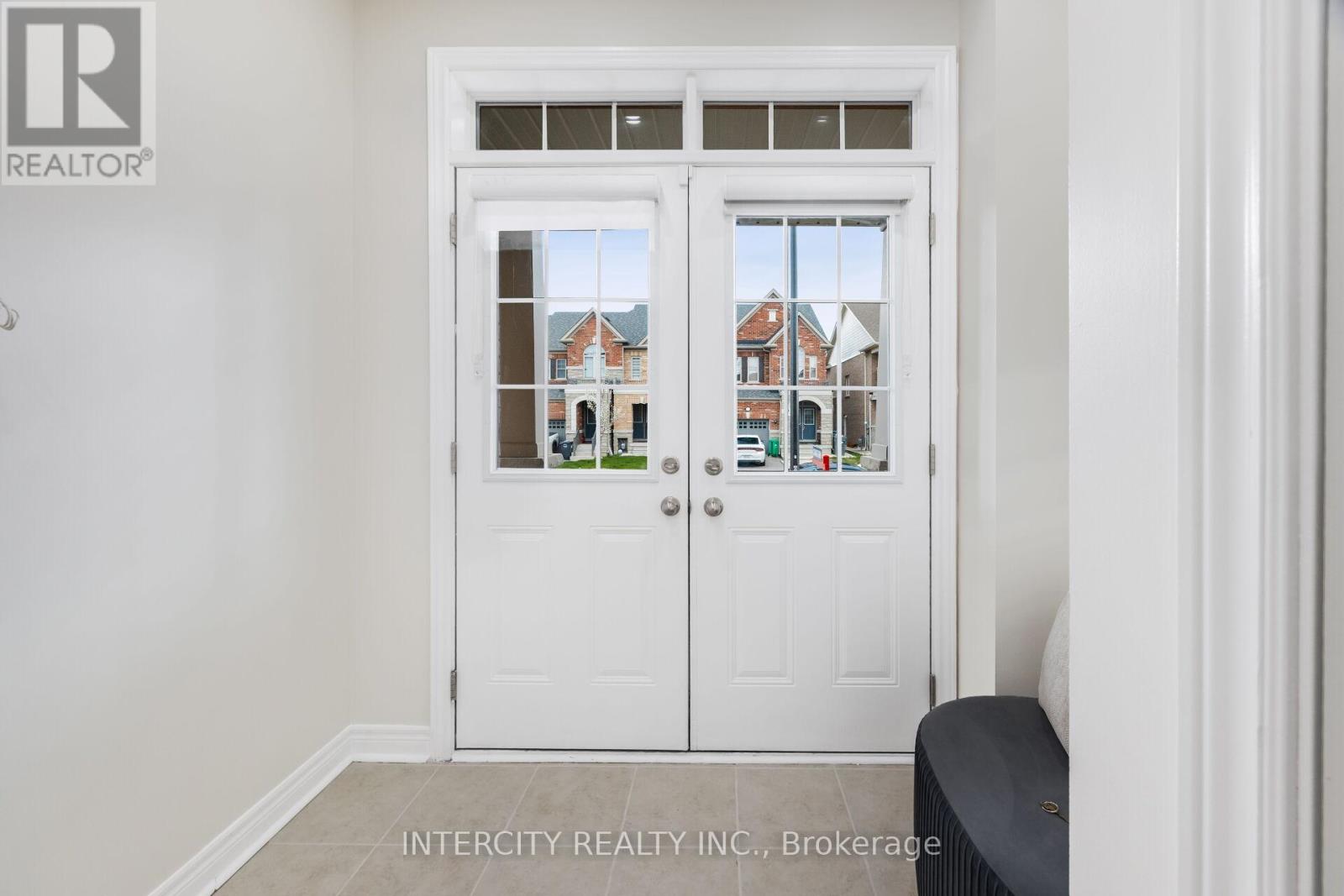 31 Matterhorn Road, Brampton, Ontario  L7A 5A3 - Photo 4 - W13098150