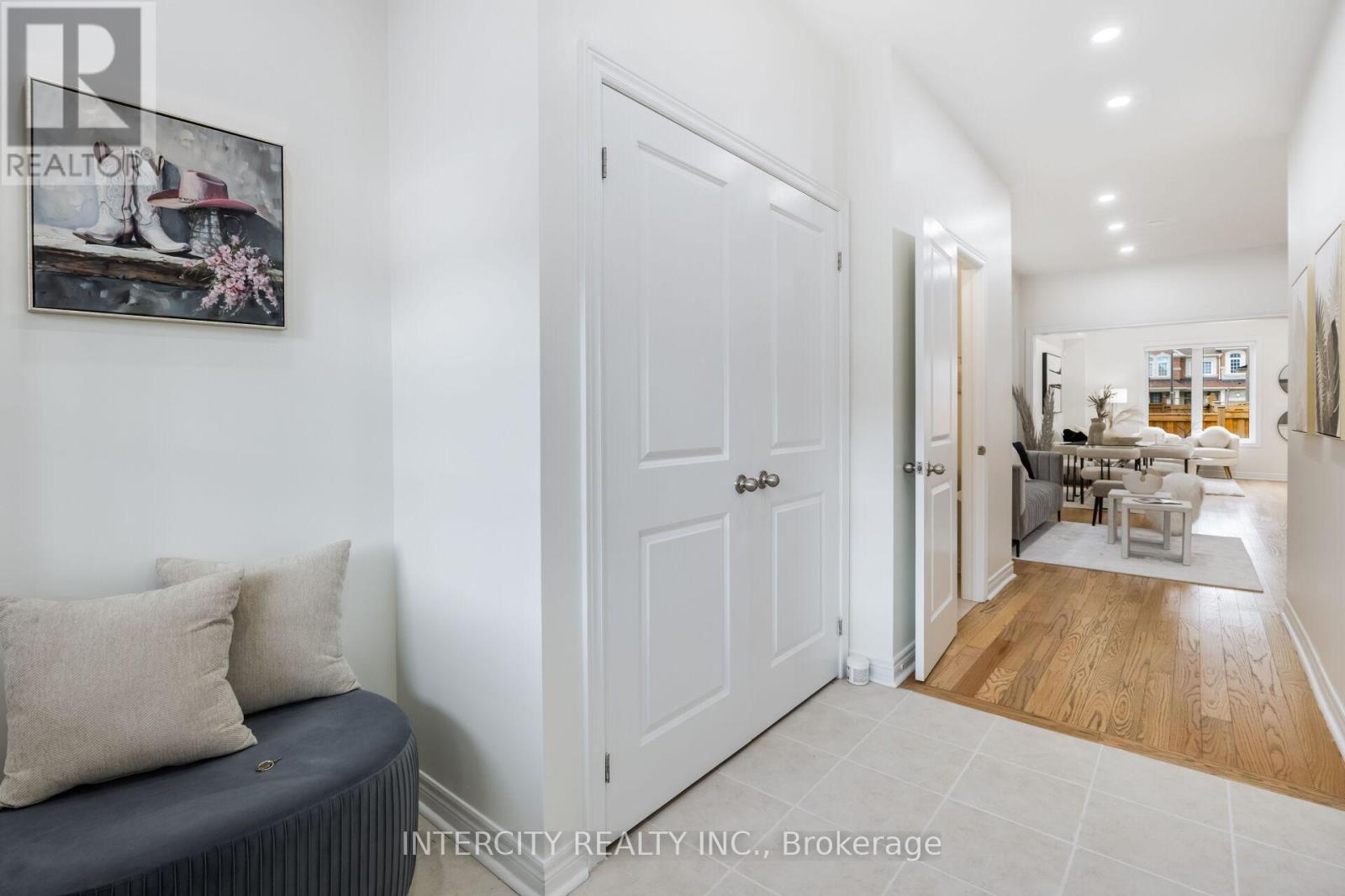31 Matterhorn Road, Brampton, Ontario  L7A 5A3 - Photo 5 - W13098150