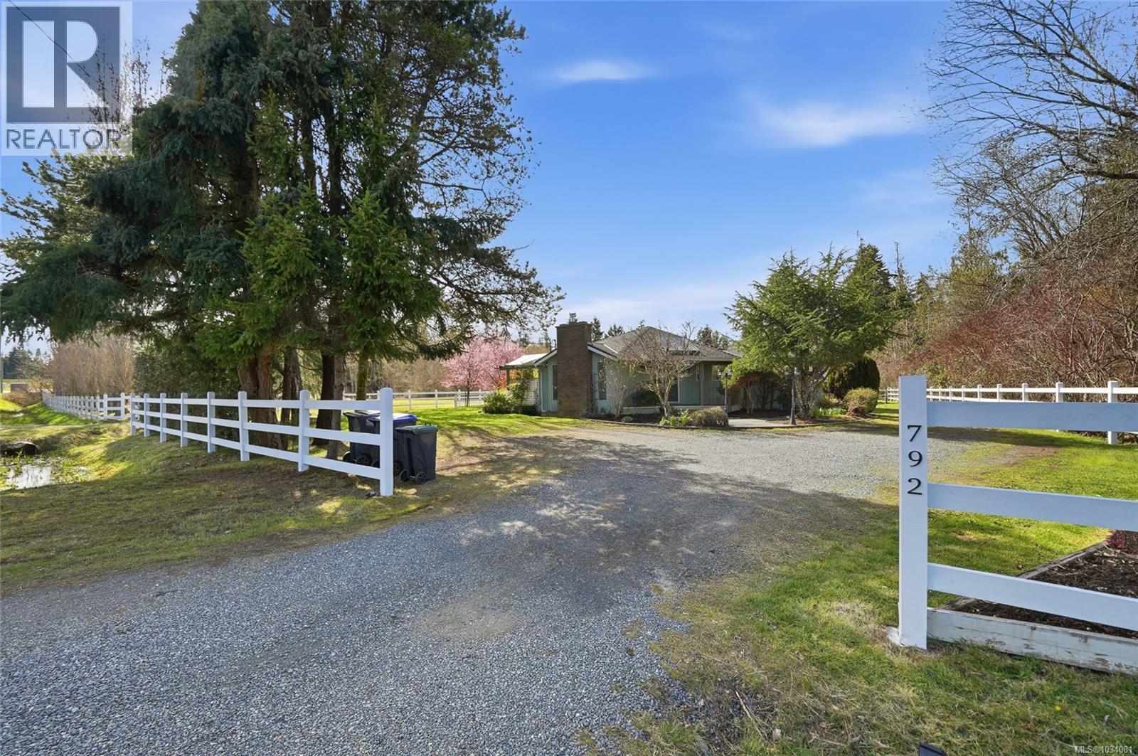 792 Bennett Rd, Qualicum Beach, British Columbia  V9K 1N1 - Photo 1 - 1034081