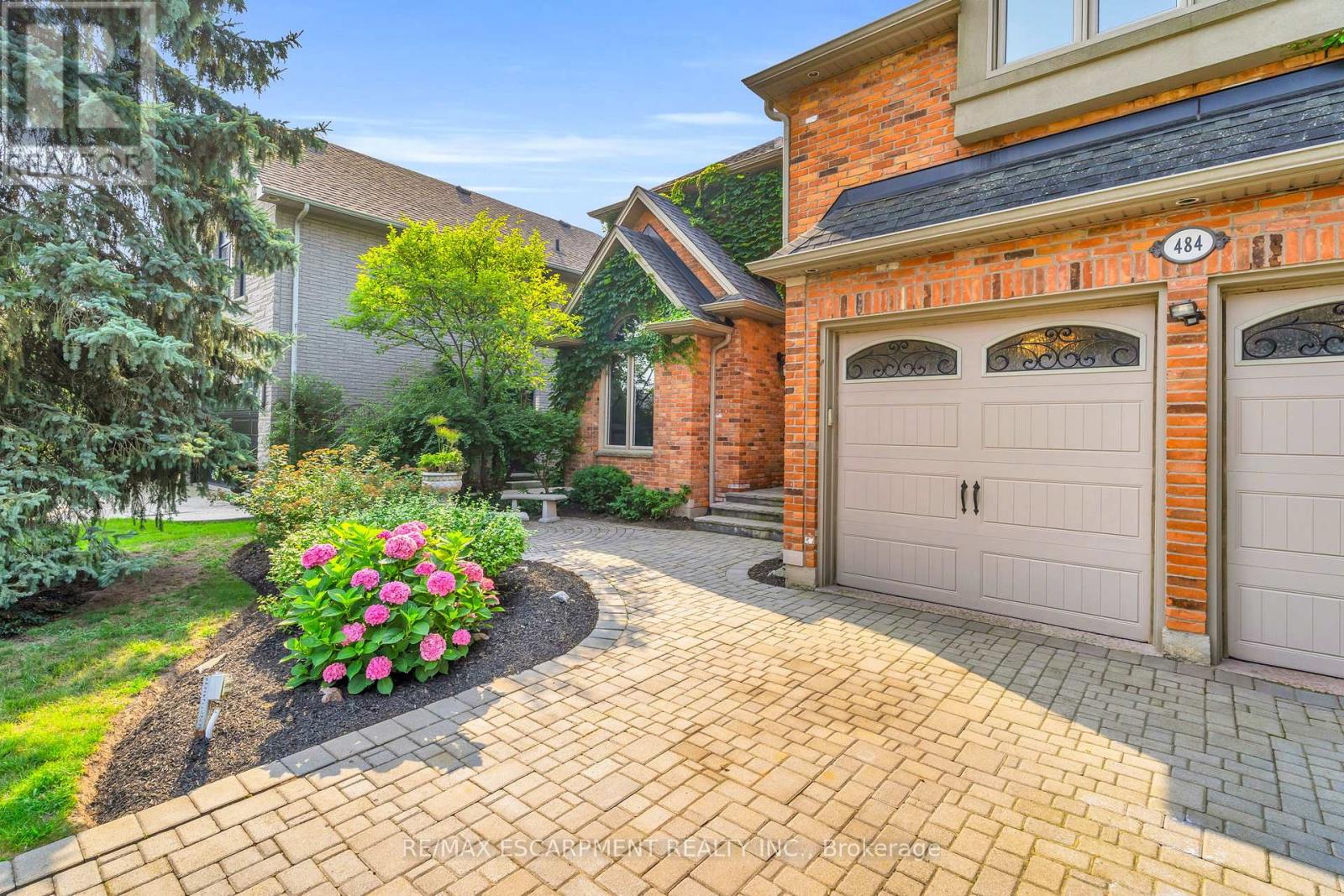 484 Bush Drive, Hamilton, Ontario  L9G 4T4 - Photo 2 - X13098206