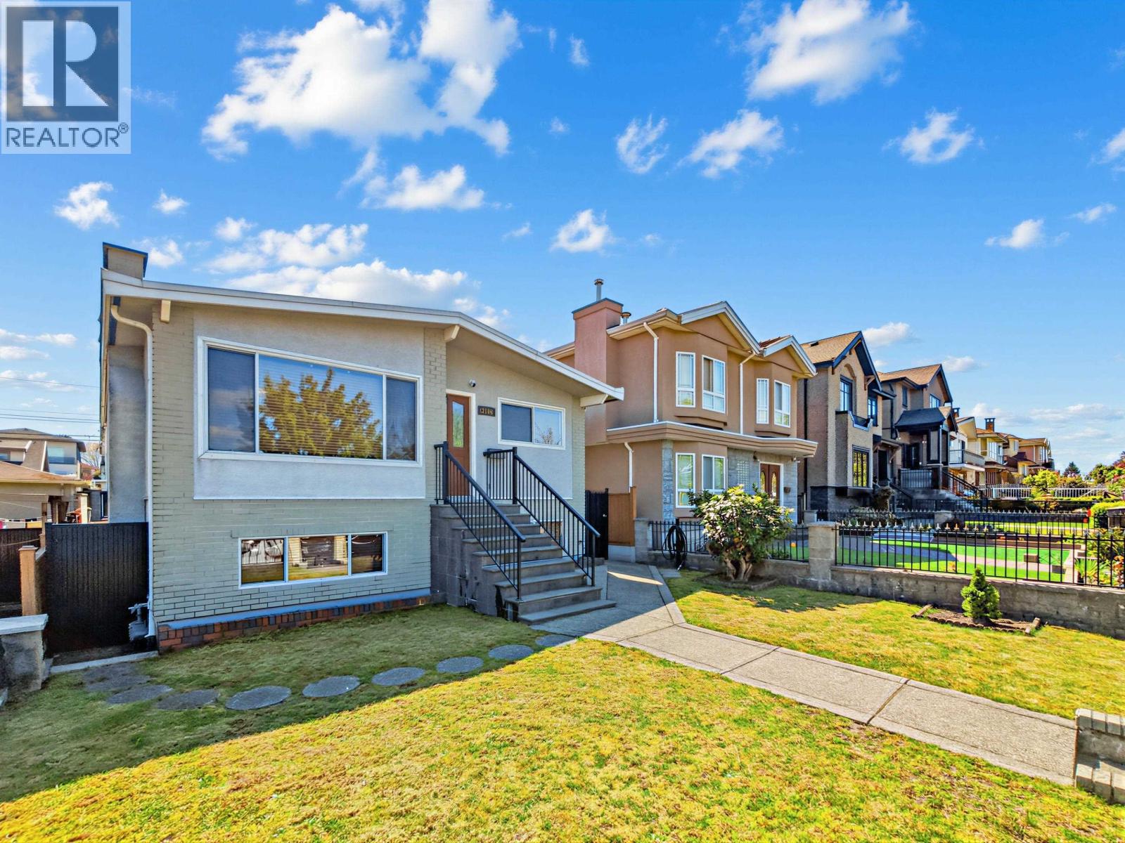 2166 E 39th Avenue, Vancouver, British Columbia  V5P 1H7 - Photo 2 - R3118815