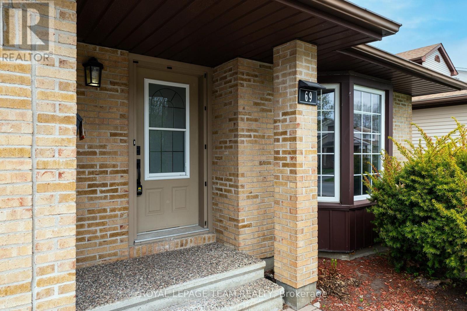 69 Pinetrail Crescent, Ottawa, Ontario  K2G 5B2 - Photo 3 - X12974994