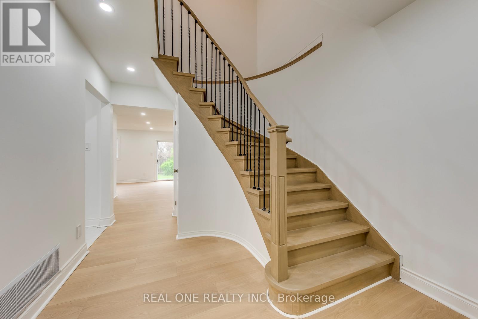 655 Paragon Place E, Mississauga, Ontario  L5B 2Z6 - Photo 8 - W13098322