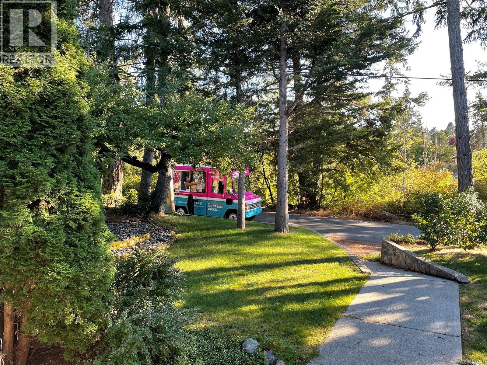 706 Lindsay St, Saanich, British Columbia  V8Z 3E1 - Photo 44 - 1033414