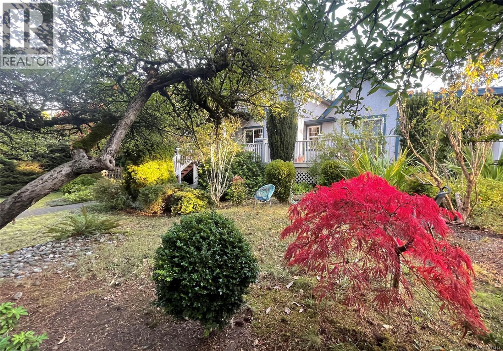 706 Lindsay St, Saanich, British Columbia  V8Z 3E1 - Photo 36 - 1033414