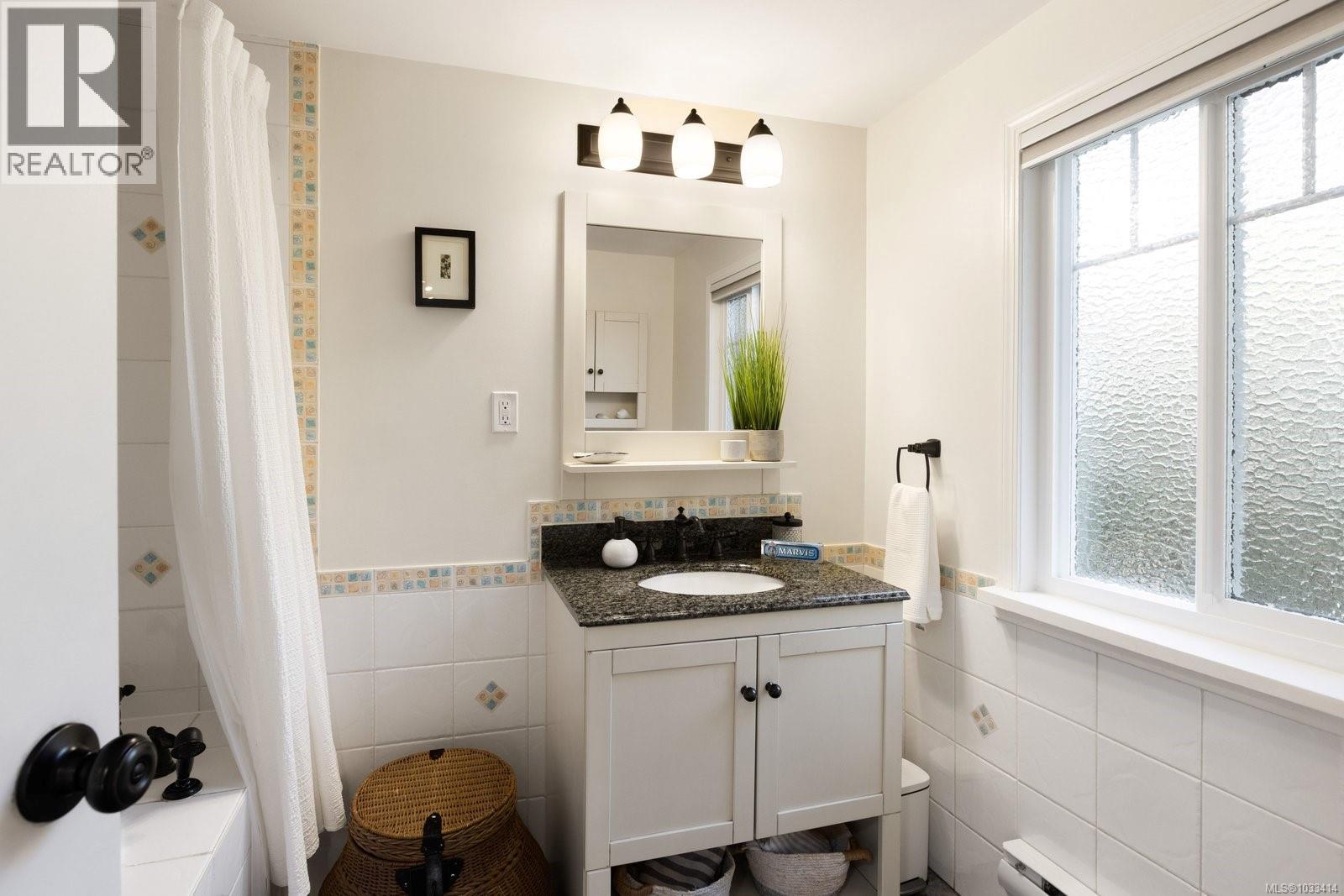 706 Lindsay St, Saanich, British Columbia  V8Z 3E1 - Photo 23 - 1033414