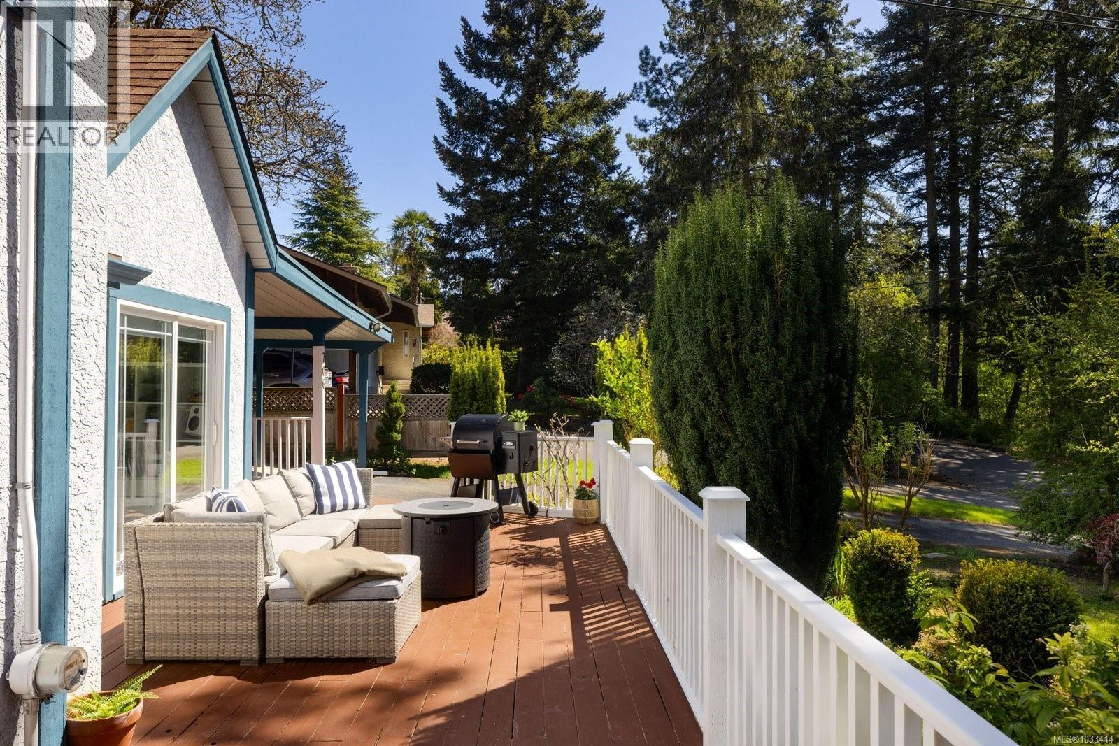 706 Lindsay St, Saanich, British Columbia  V8Z 3E1 - Photo 30 - 1033414