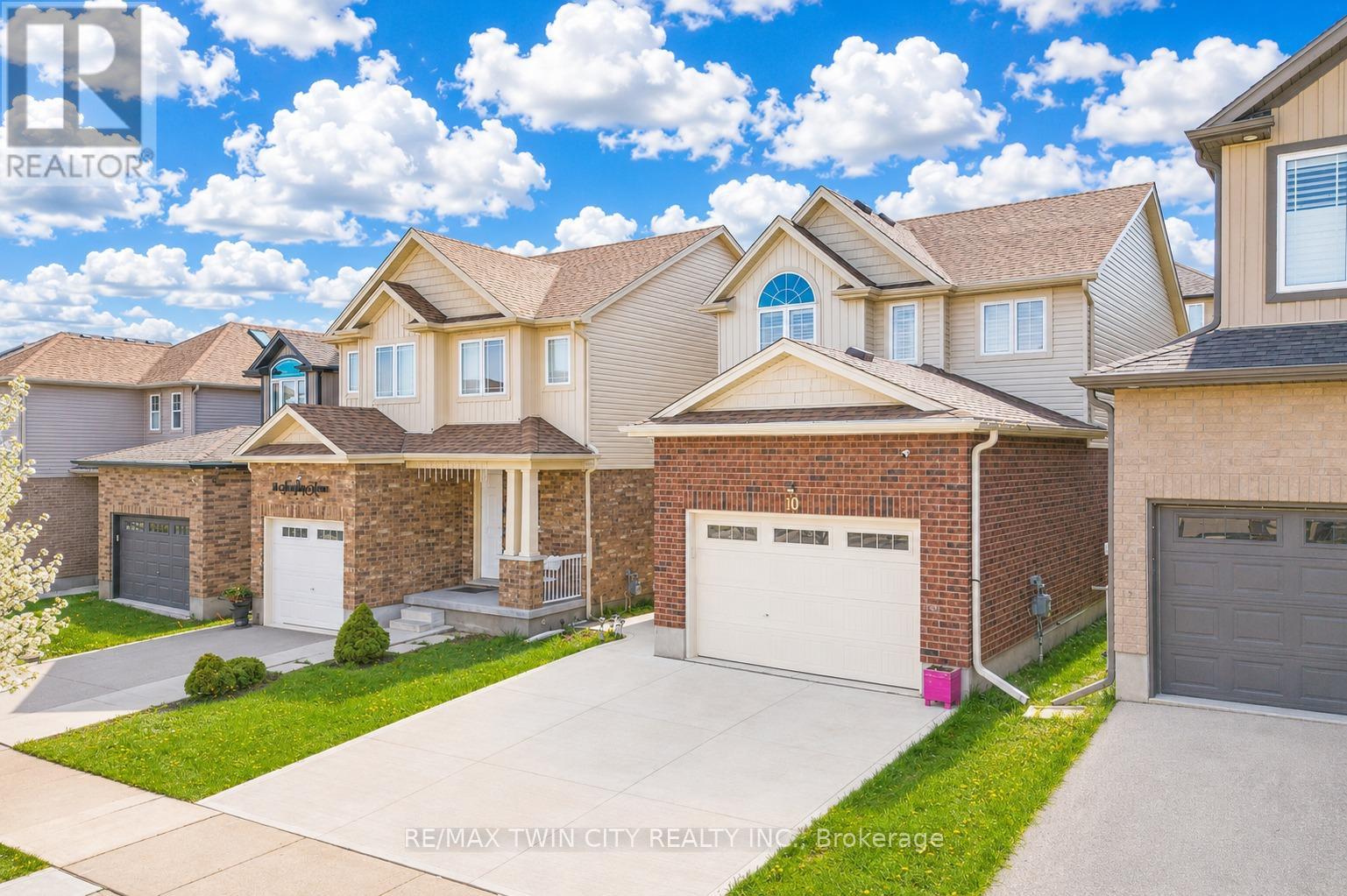 10 Sandybay Avenue, Kitchener, Ontario  N2A 0H7 - Photo 2 - X13098326