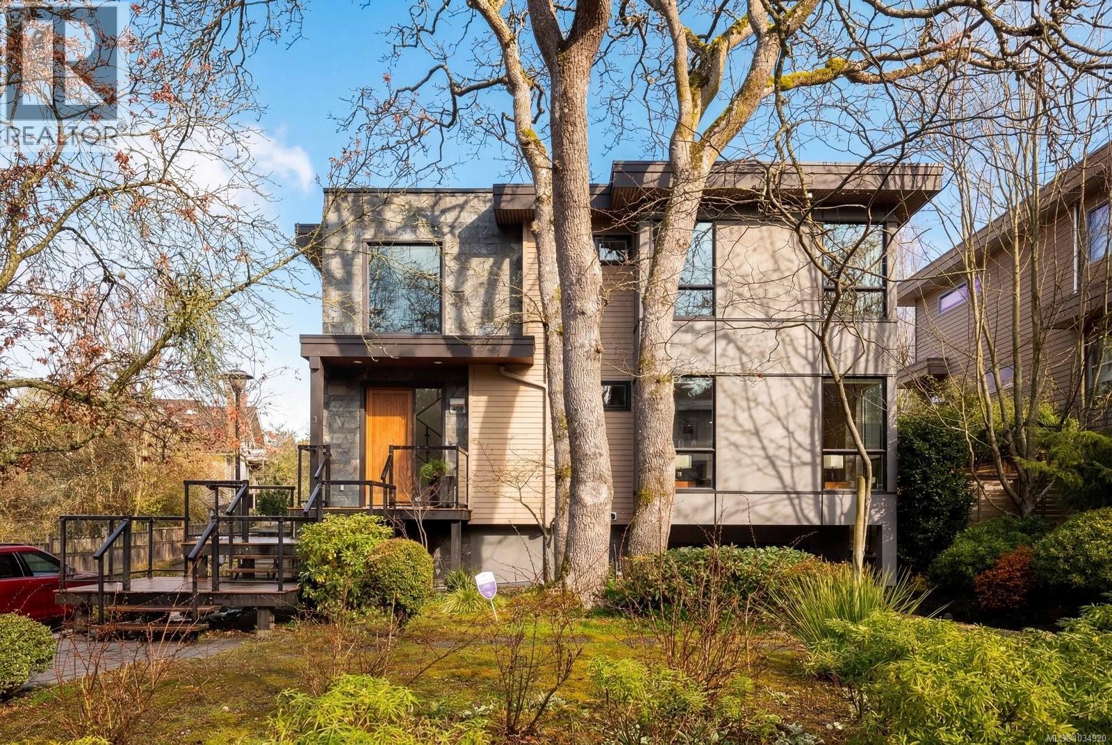 409 Chadwick Pl, Victoria, British Columbia  V8S 1H4 - Photo 1 - 1034920