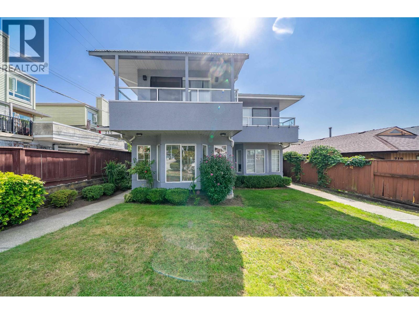 215 W 18th Street, North Vancouver, British Columbia  V7M 1W7 - Photo 1 - R3120372