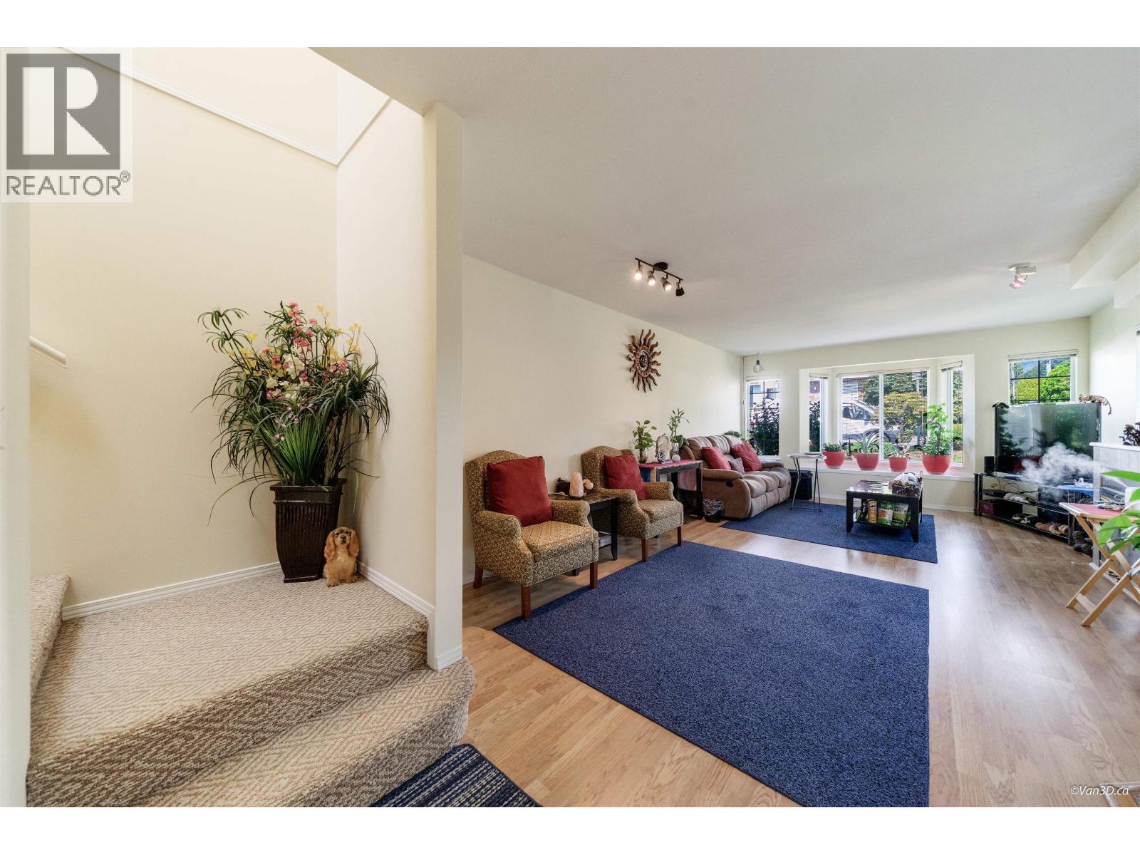 215 W 18th Street, North Vancouver, British Columbia  V7M 1W7 - Photo 2 - R3120372