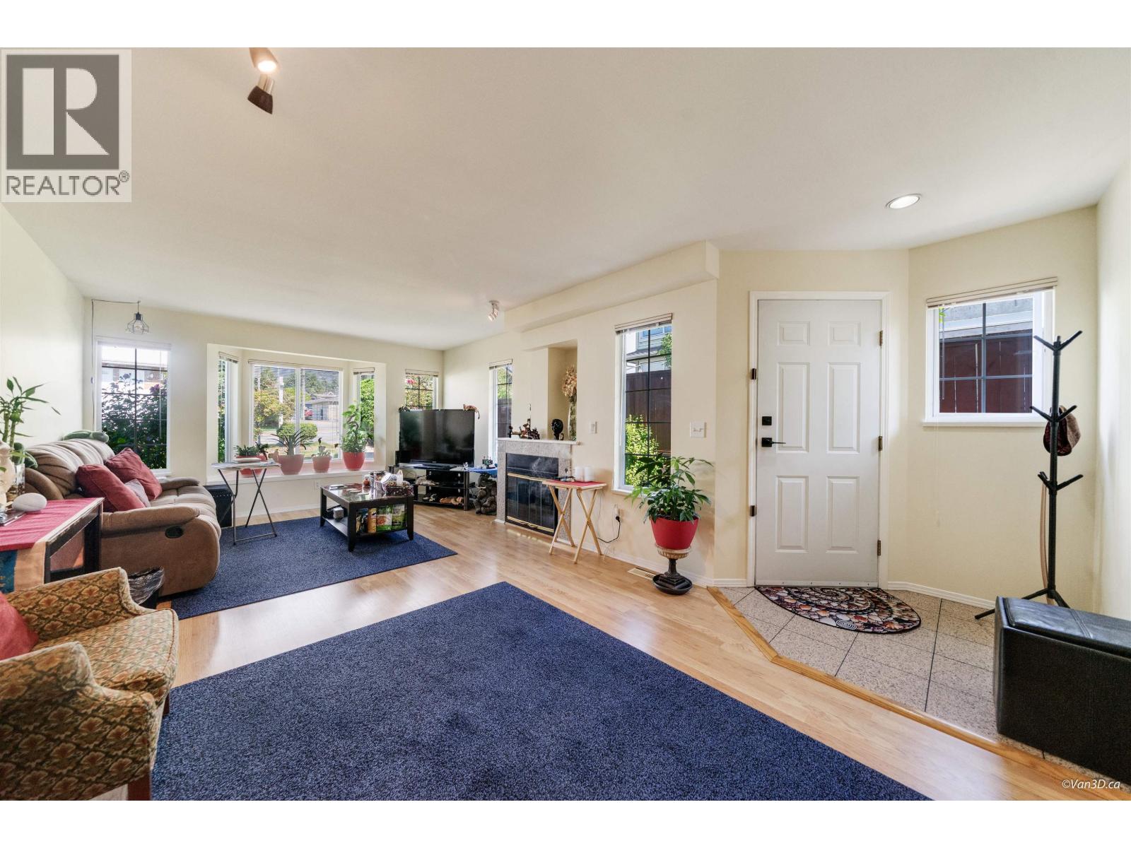 215 W 18th Street, North Vancouver, British Columbia  V7M 1W7 - Photo 4 - R3120372