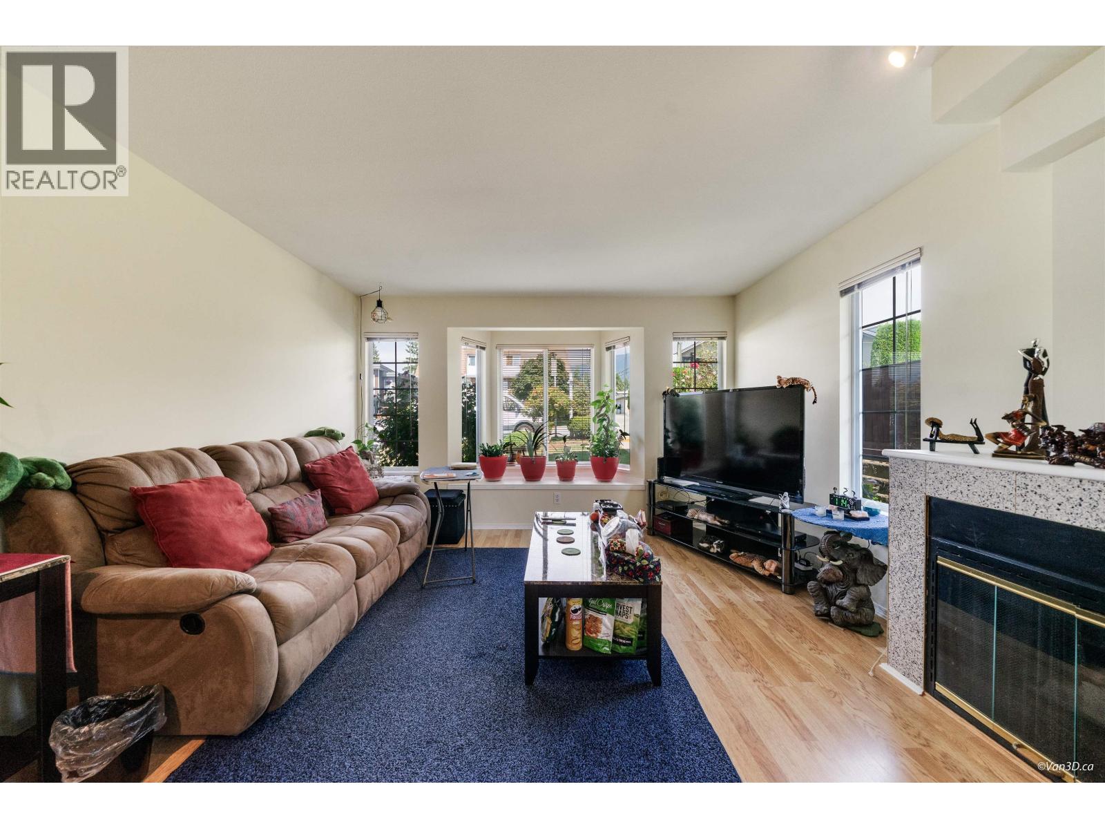 215 W 18th Street, North Vancouver, British Columbia  V7M 1W7 - Photo 3 - R3120372