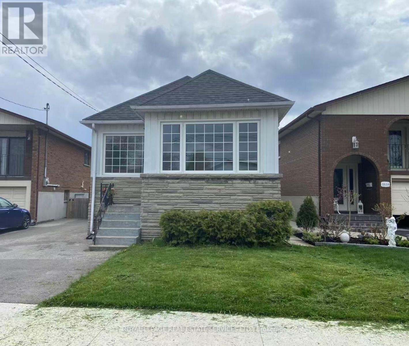 1054 East Avenue, Mississauga, Ontario  L5E 1W9 - Photo 2 - W13092082