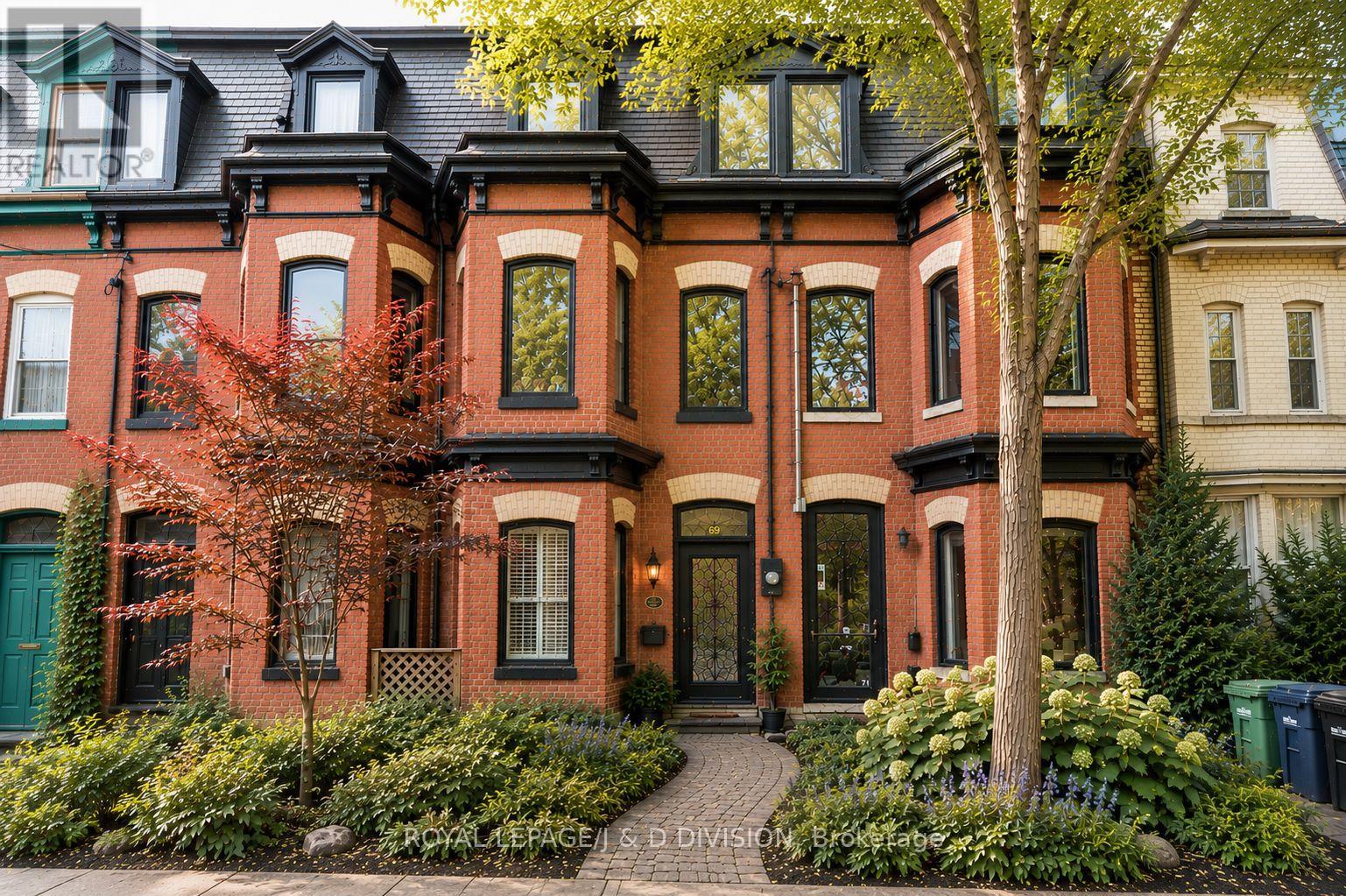 69 SULLIVAN STREET, Toronto, Ontario