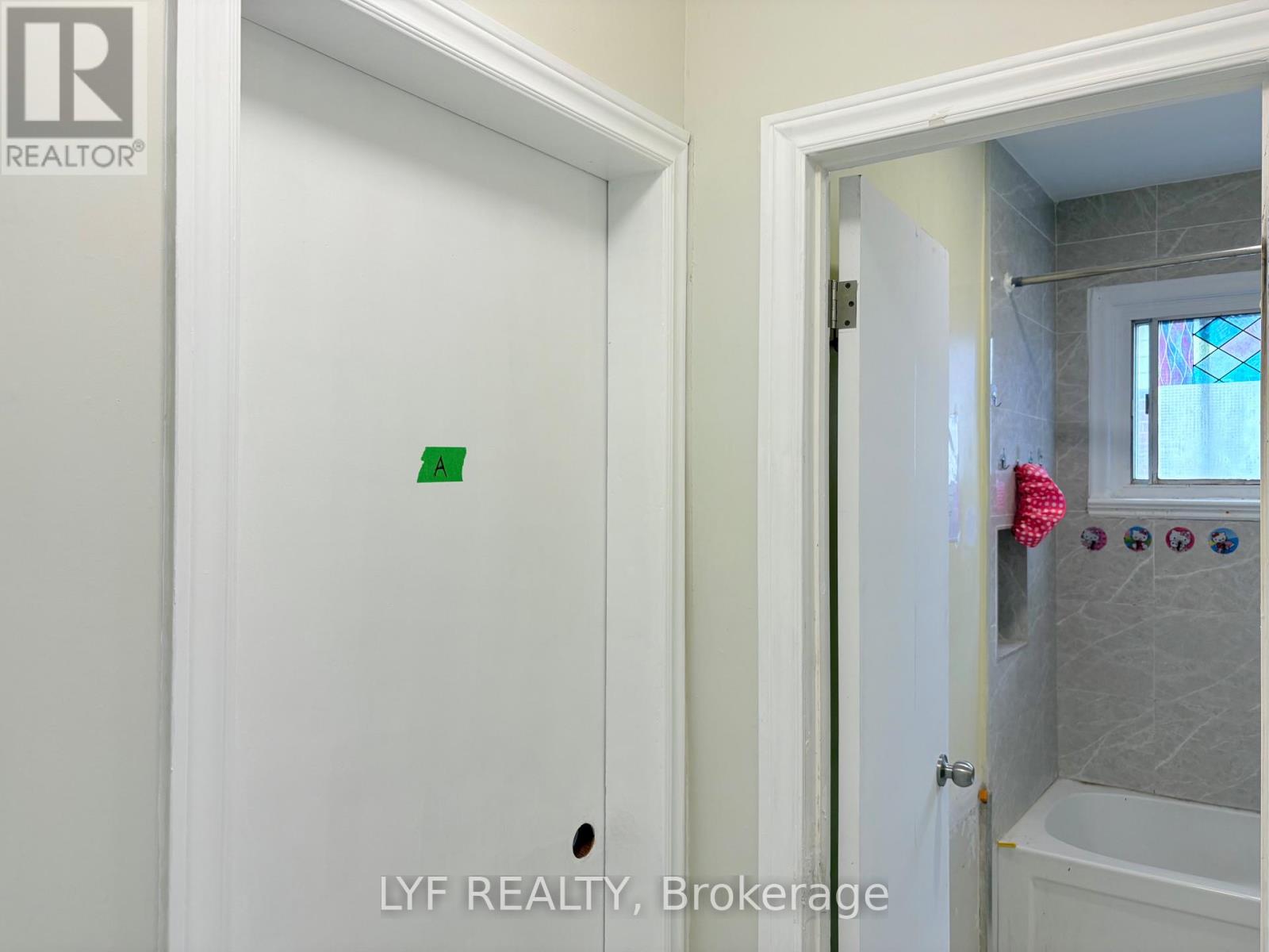 Rm A - 22 Ivordale Crescent, Toronto, Ontario  M1R 2W6 - Photo 9 - E13098700