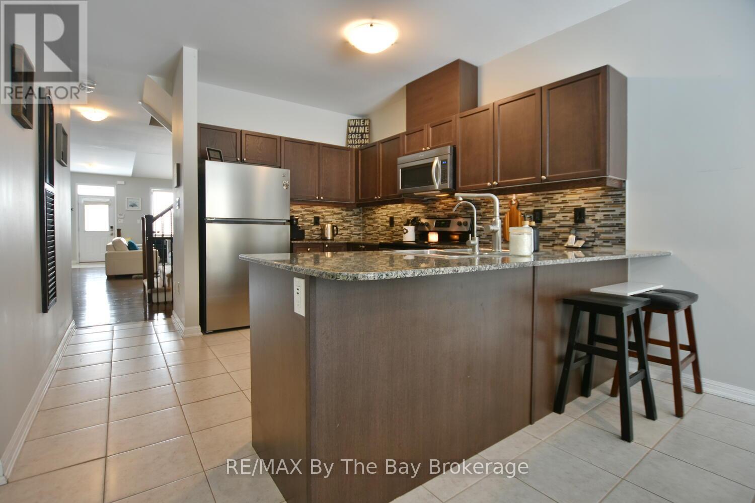 37 Berkshire Avenue, Wasaga Beach, Ontario  L9Z 0G3 - Photo 9 - S12842220