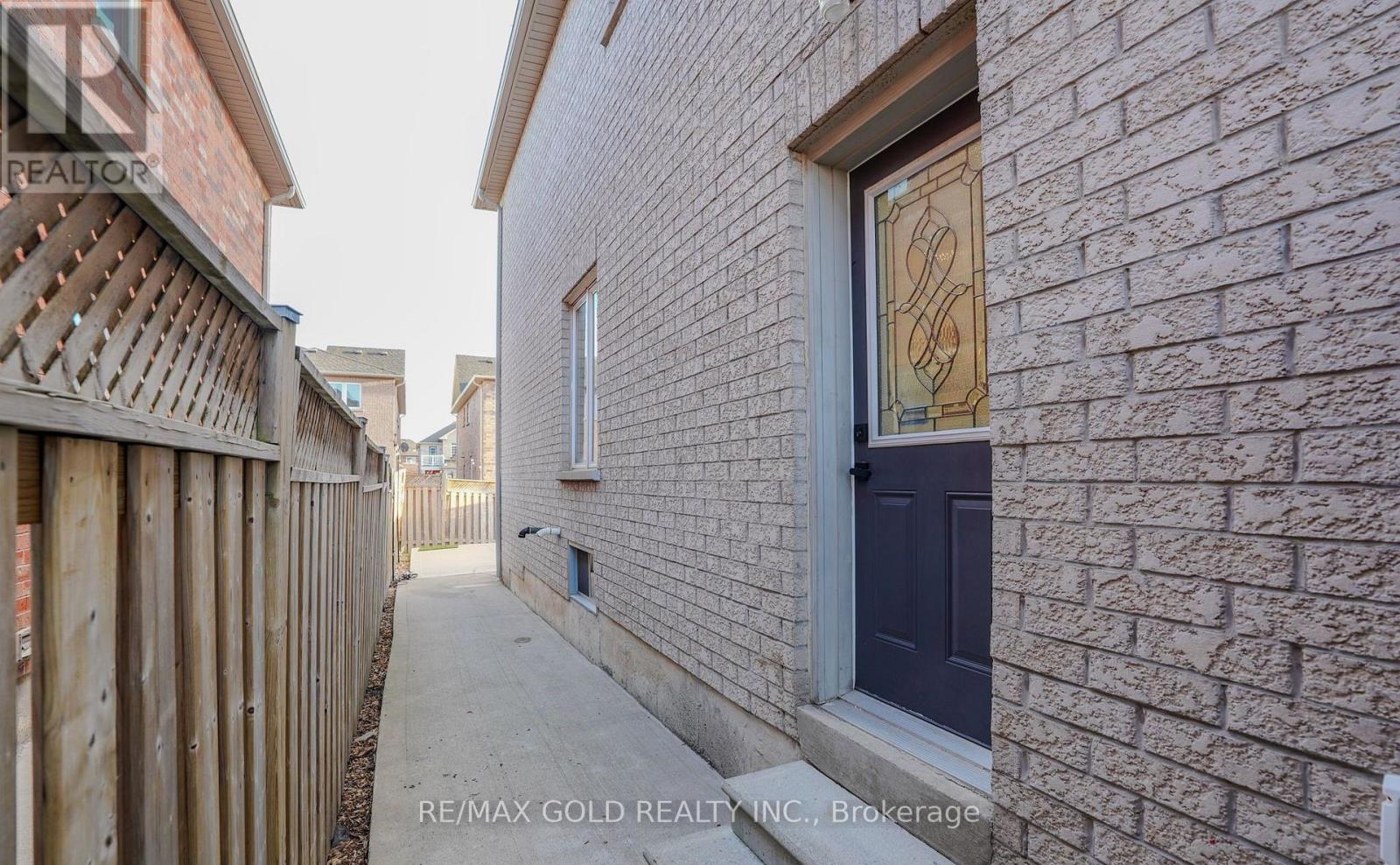 109 Crystal Glen Crescent, Brampton, Ontario  L6X 0K8 - Photo 31 - W13098484