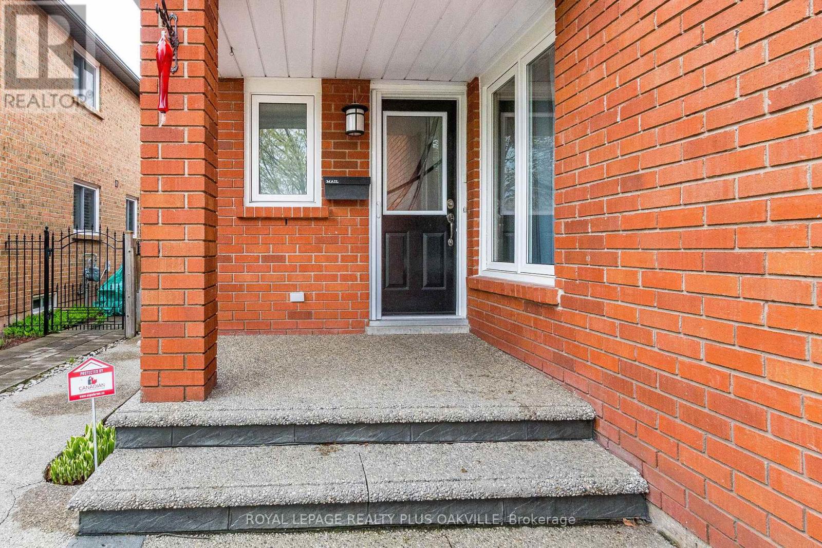 394 Maidstone Crescent, Oakville, Ontario  L6M 1A1 - Photo 3 - W13098742