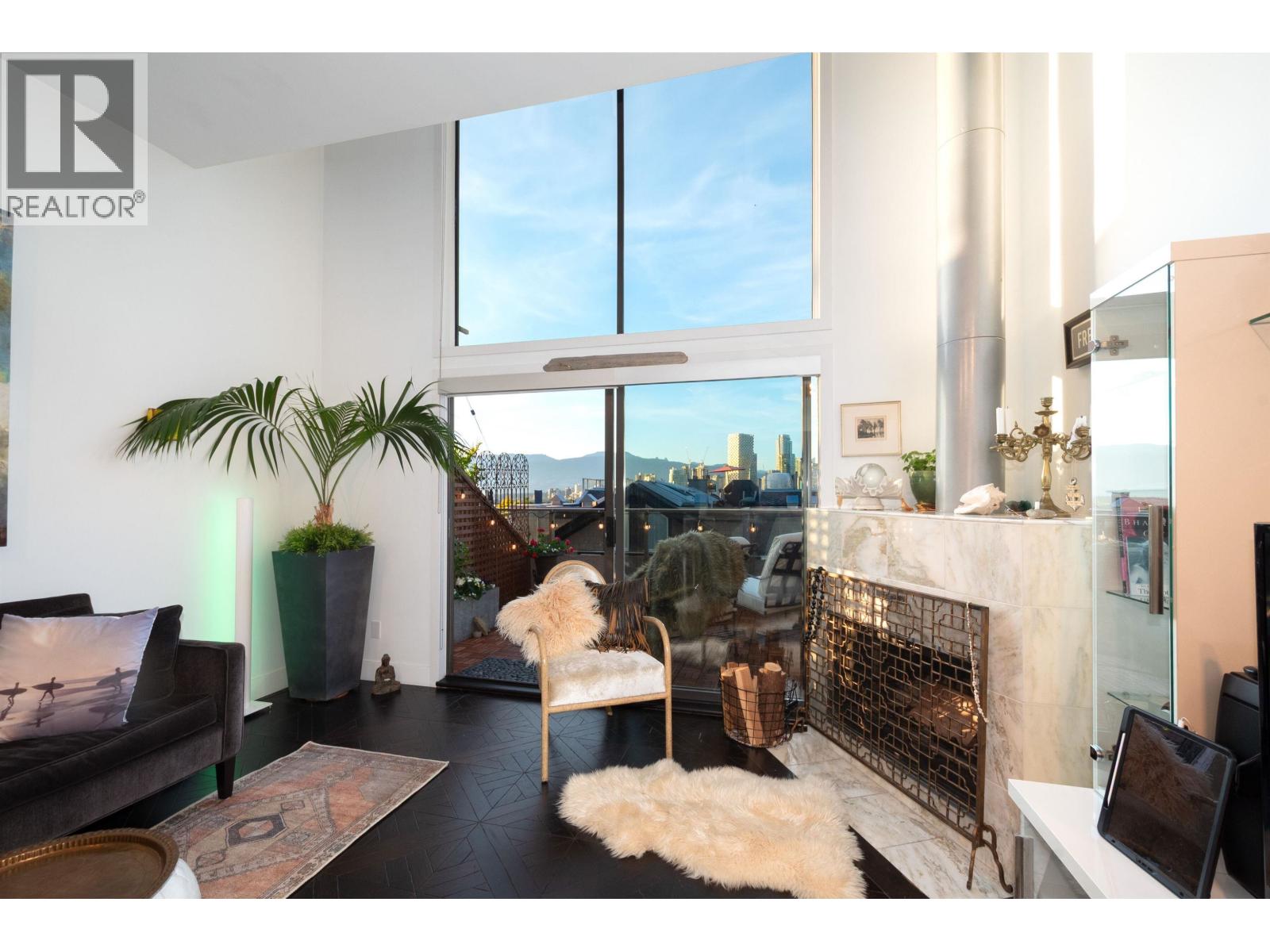 1167 W 8th Avenue, Vancouver, British Columbia  V6H 1C5 - Photo 1 - R3120965