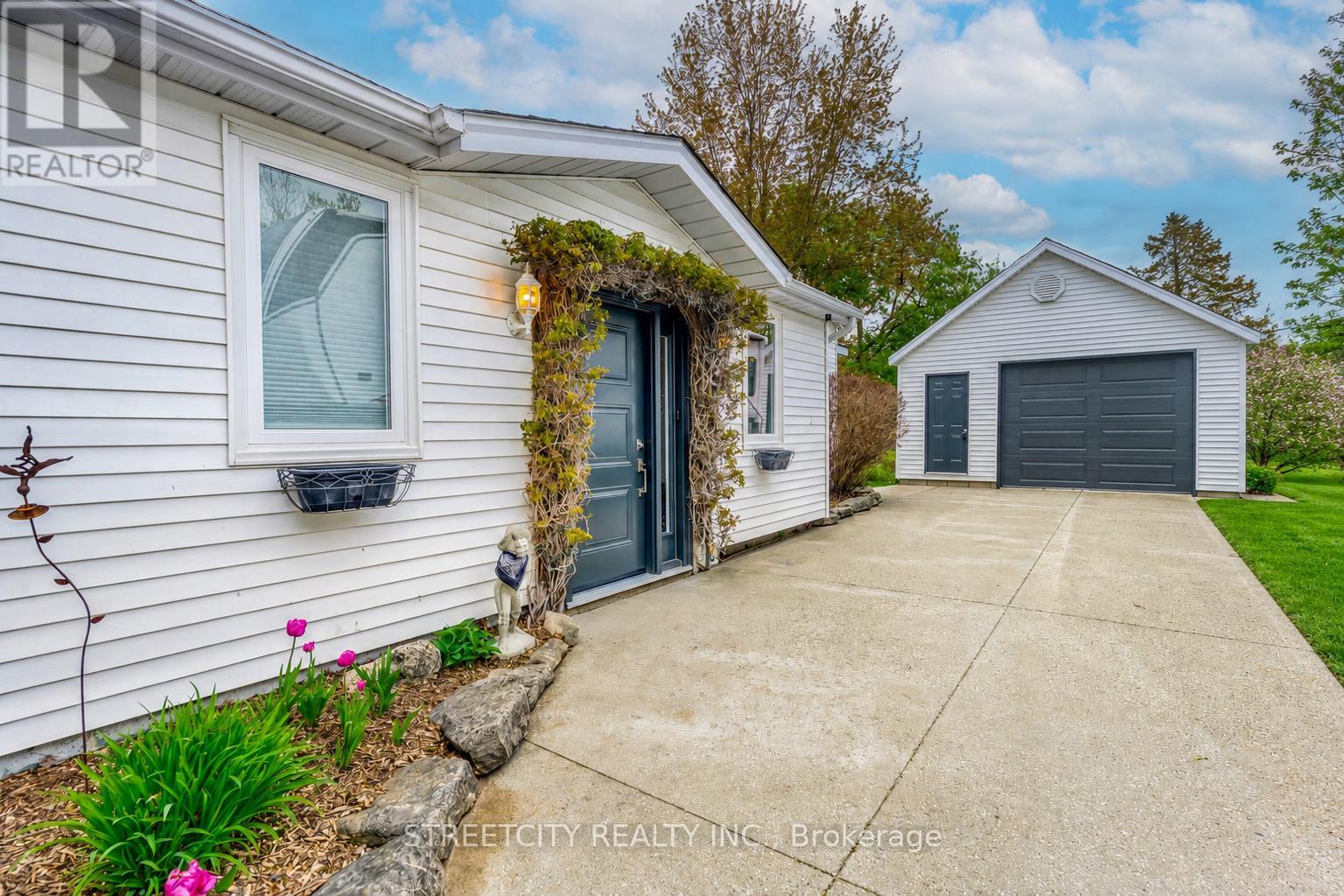 4332 Petrolia Line, Enniskillen, Ontario  N0N 1R0 - Photo 4 - X13098940