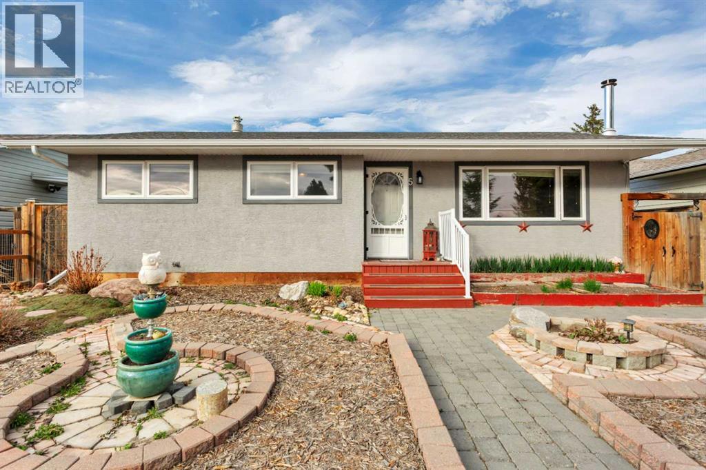 5 Freemont Close, Red Deer, Alberta  T4N 4Y5 - Photo 1 - A2307209
