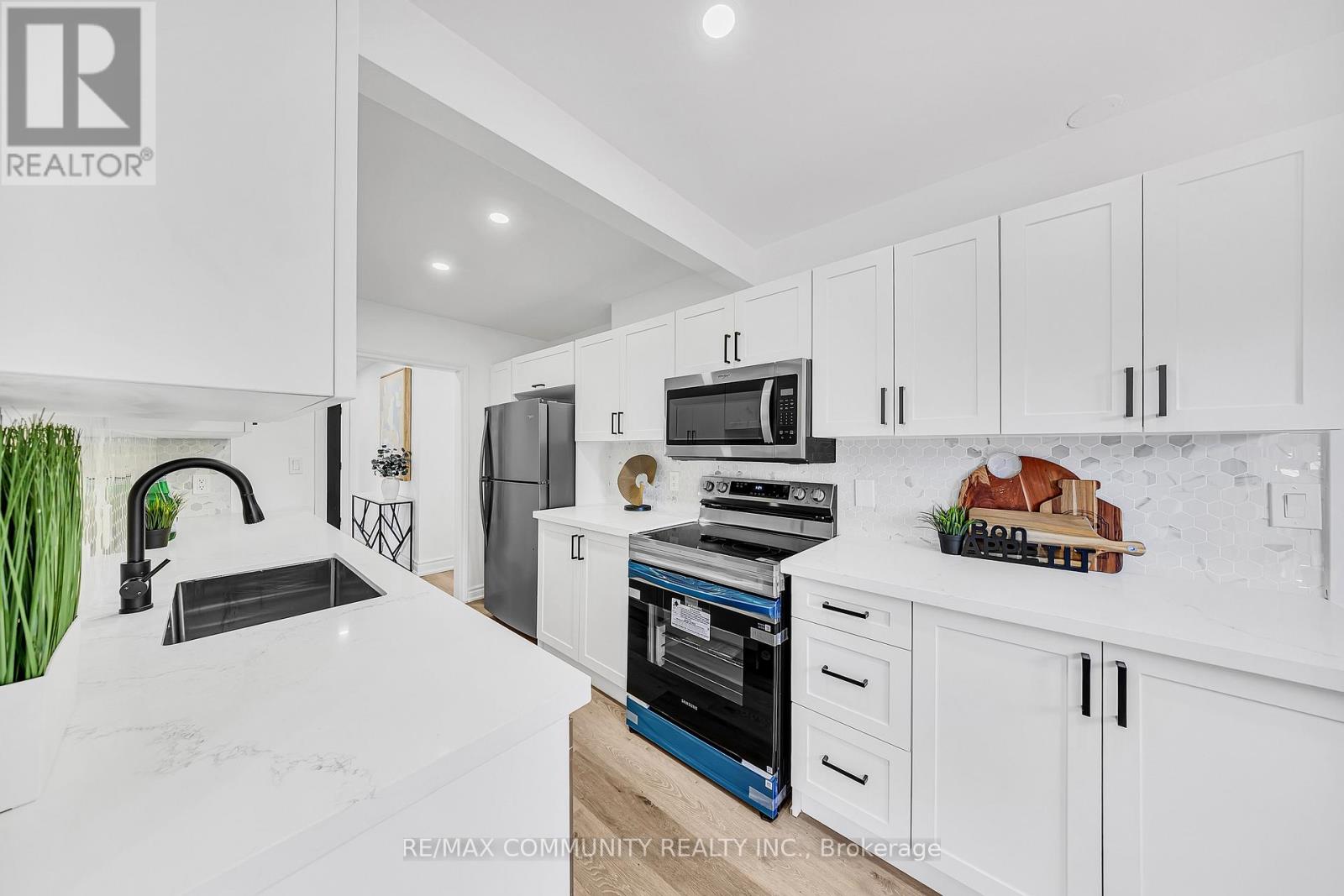 733 Lublin Avenue, Pickering, Ontario  L1W 1Z1 - Photo 6 - E13098932