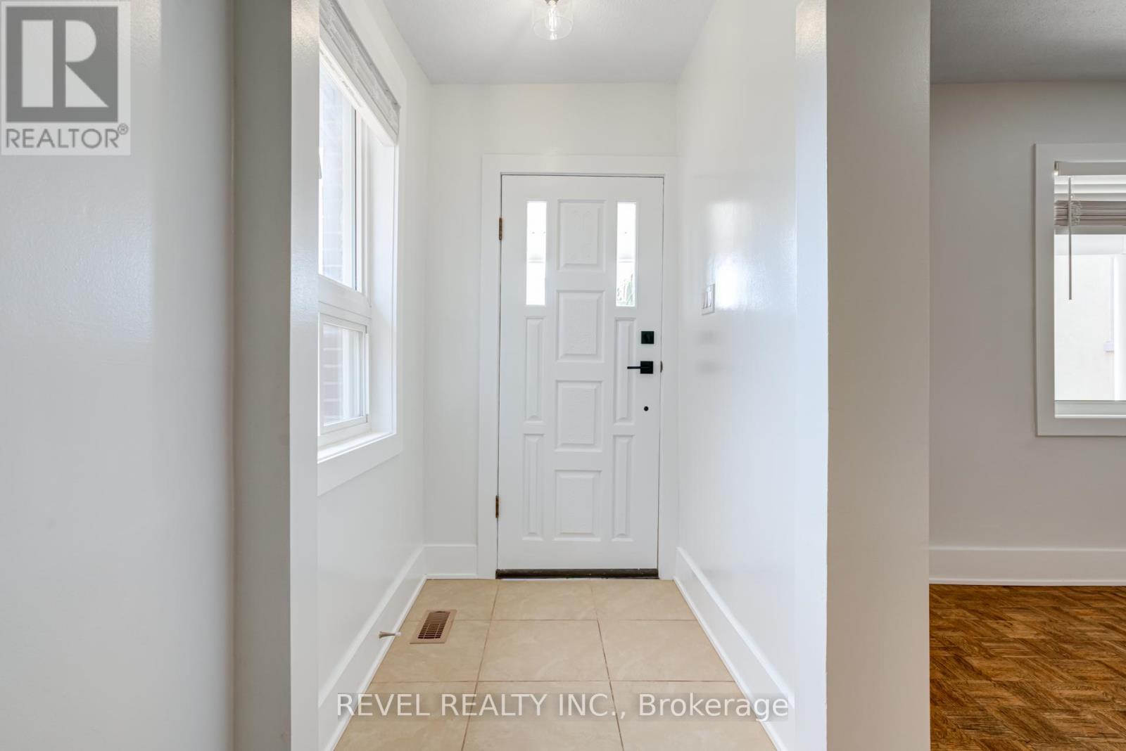 Main - 24 Kenora Crescent, Toronto, Ontario  M6M 1C6 - Photo 3 - W13098890