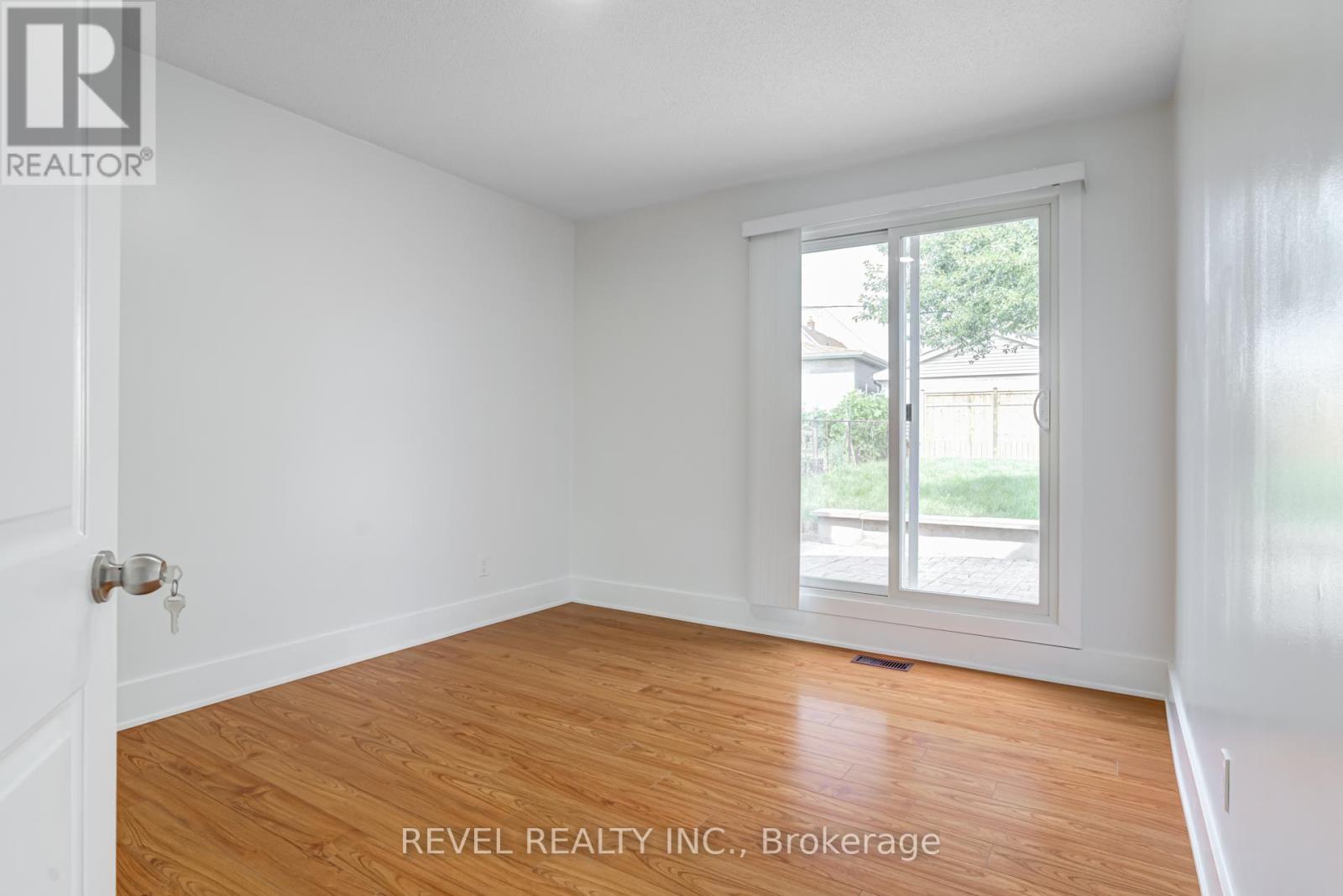 Main - 24 Kenora Crescent, Toronto, Ontario  M6M 1C6 - Photo 9 - W13098890
