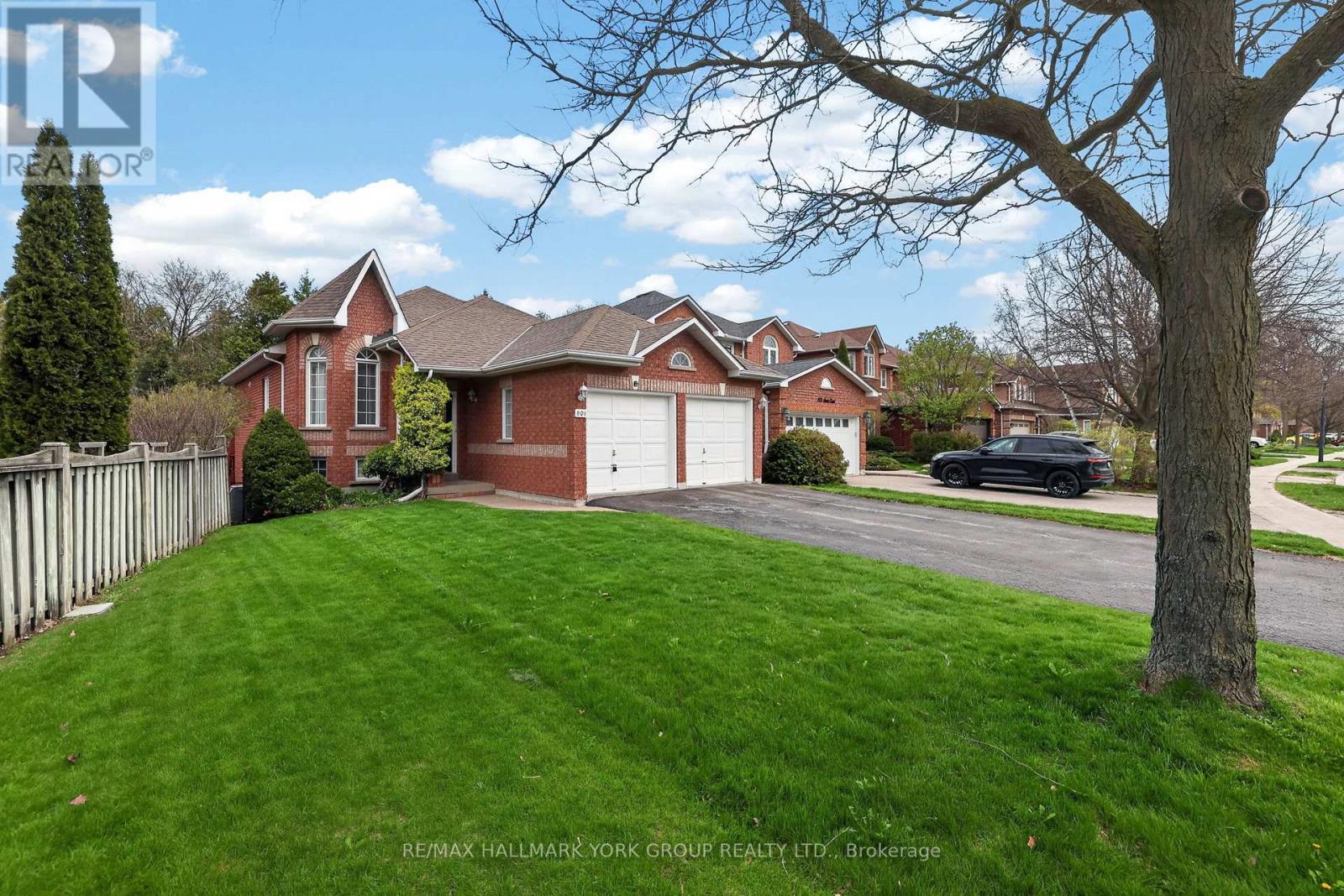 801 SURIN COURT, Newmarket, Ontario
