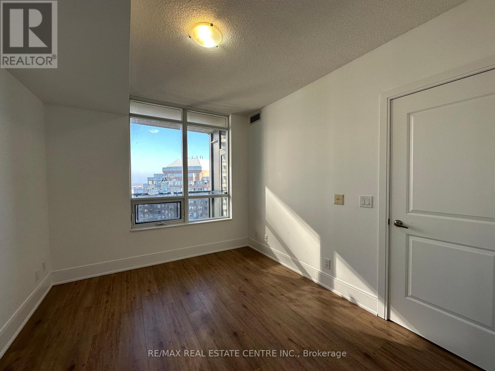 2208 - 330 Burnhamthorpe Road W, Mississauga, Ontario  L5B 0E1 - Photo 13 - W13073874
