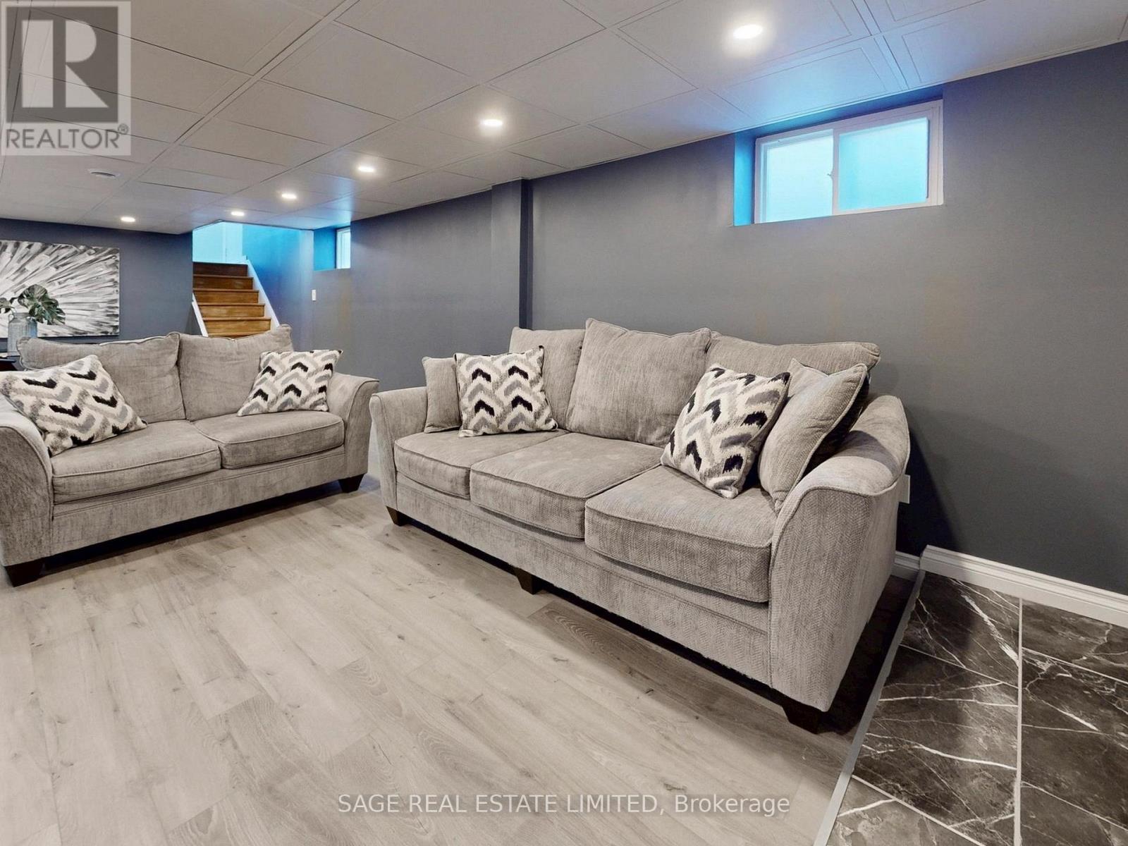 8 Lombardy Crescent, Toronto, Ontario  M1K 4N8 - Photo 24 - E13098966