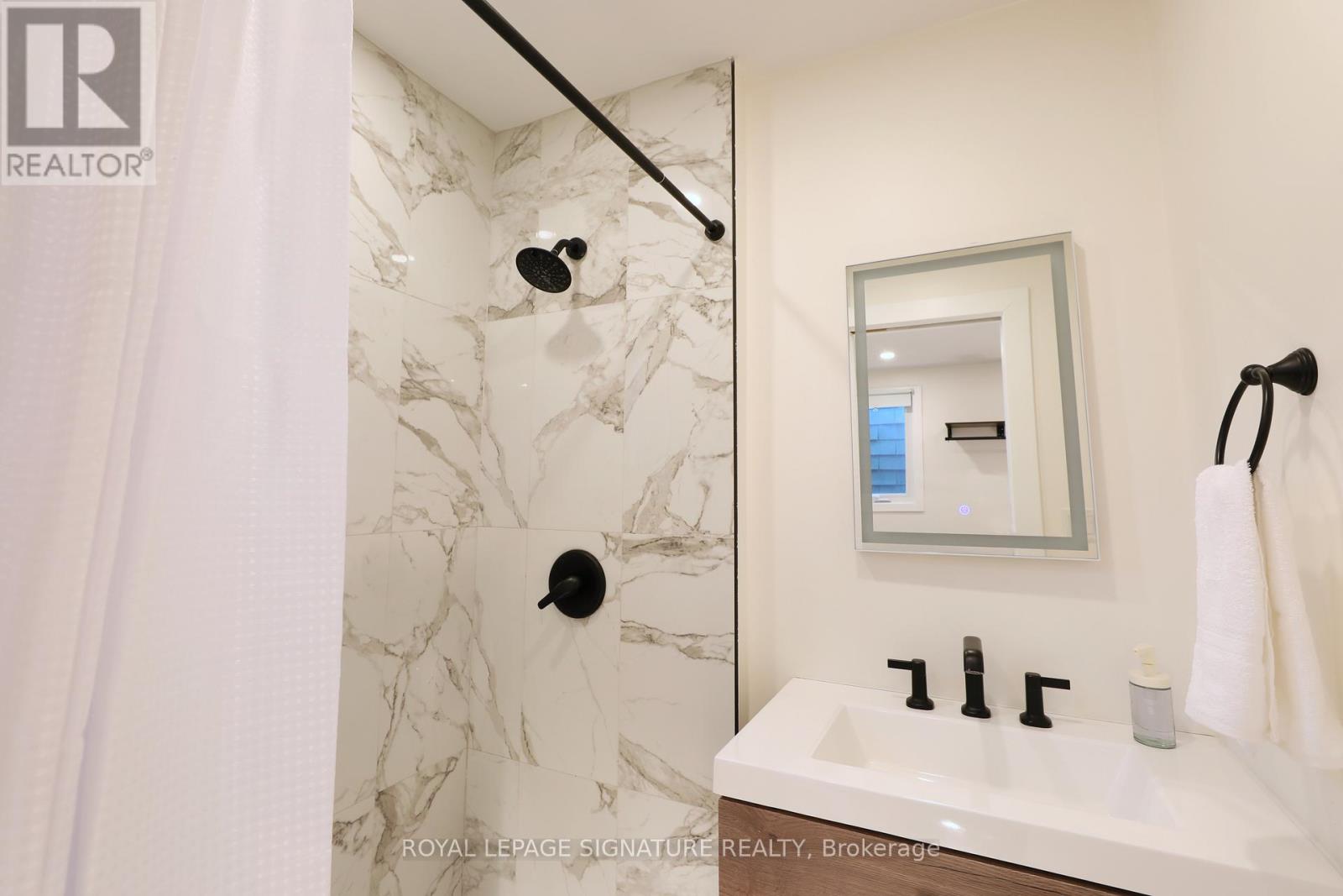 Upper - 36 Tennis Crescent, Toronto, Ontario  M4K 1J3 - Photo 6 - E13099116
