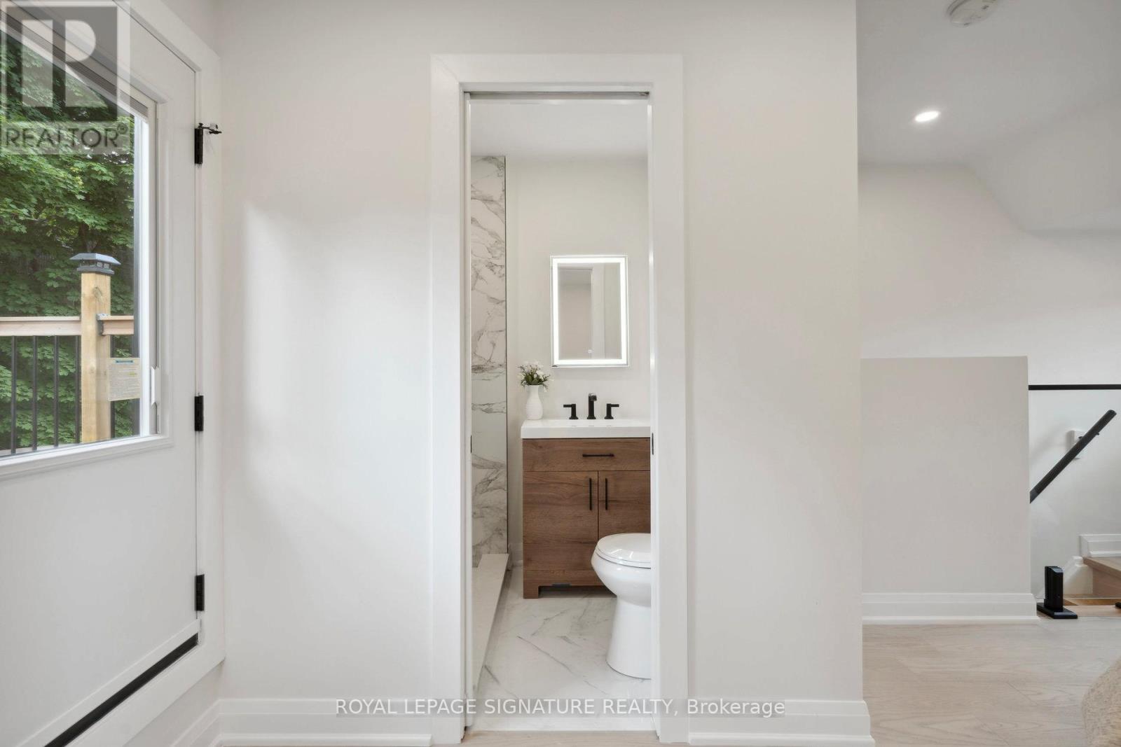 Upper - 36 Tennis Crescent, Toronto, Ontario  M4K 1J3 - Photo 8 - E13099116