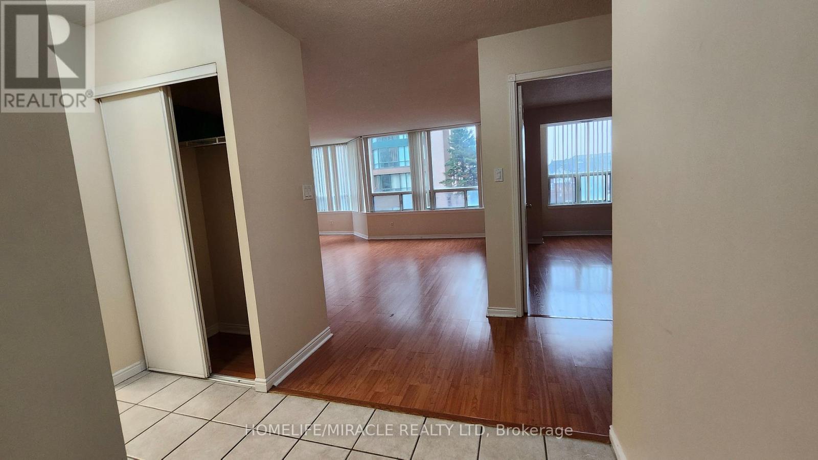 204 - 135 Hillcrest Avenue, Mississauga, Ontario  L5B 4B1 - Photo 6 - W13099014
