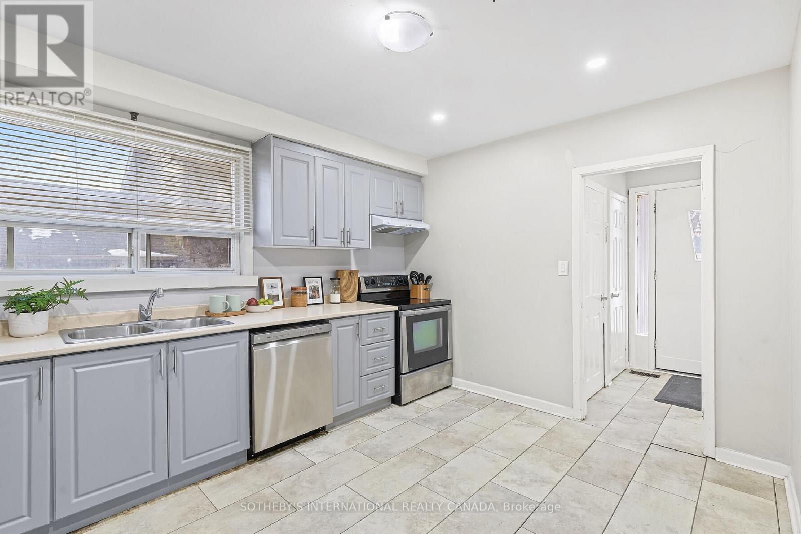 Upper - 957 Beechwood Avenue, Mississauga, Ontario  L5G 4E3 - Photo 8 - W13099088