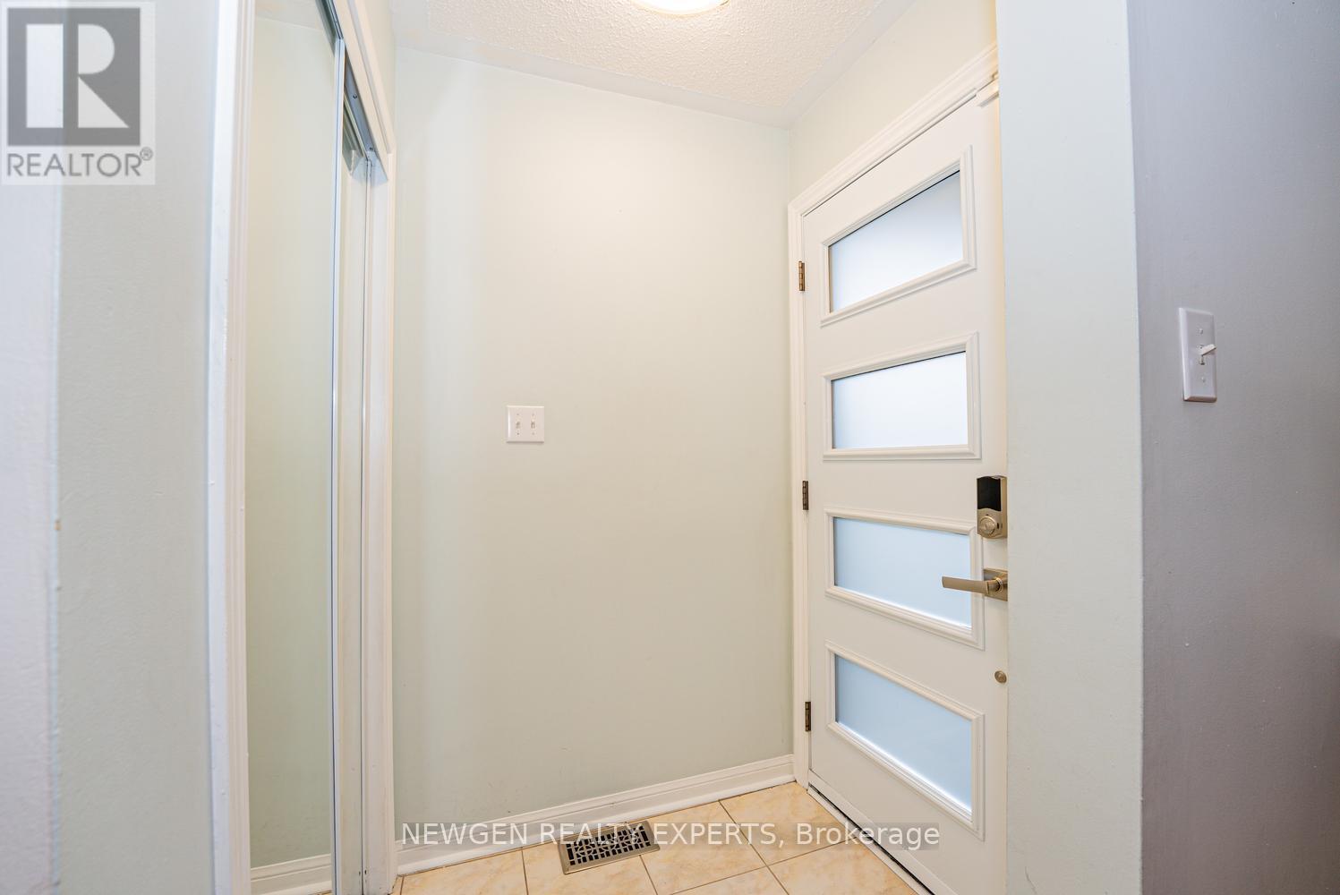 14 Mendoza Drive, Brampton, Ontario  L7A 3M3 - Photo 4 - W13099156