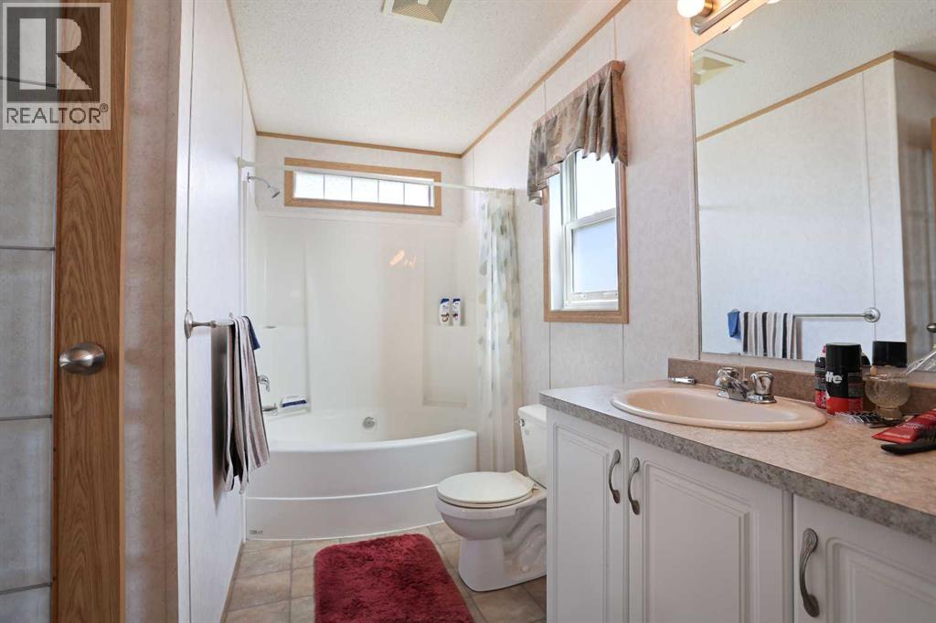 45 Meadowplace Crescent E, Brooks, Alberta  T1R 0R5 - Photo 12 - A2306859