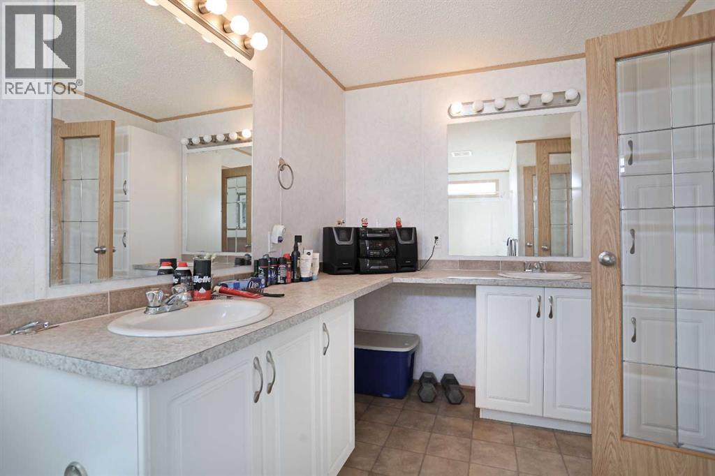 45 Meadowplace Crescent E, Brooks, Alberta  T1R 0R5 - Photo 13 - A2306859